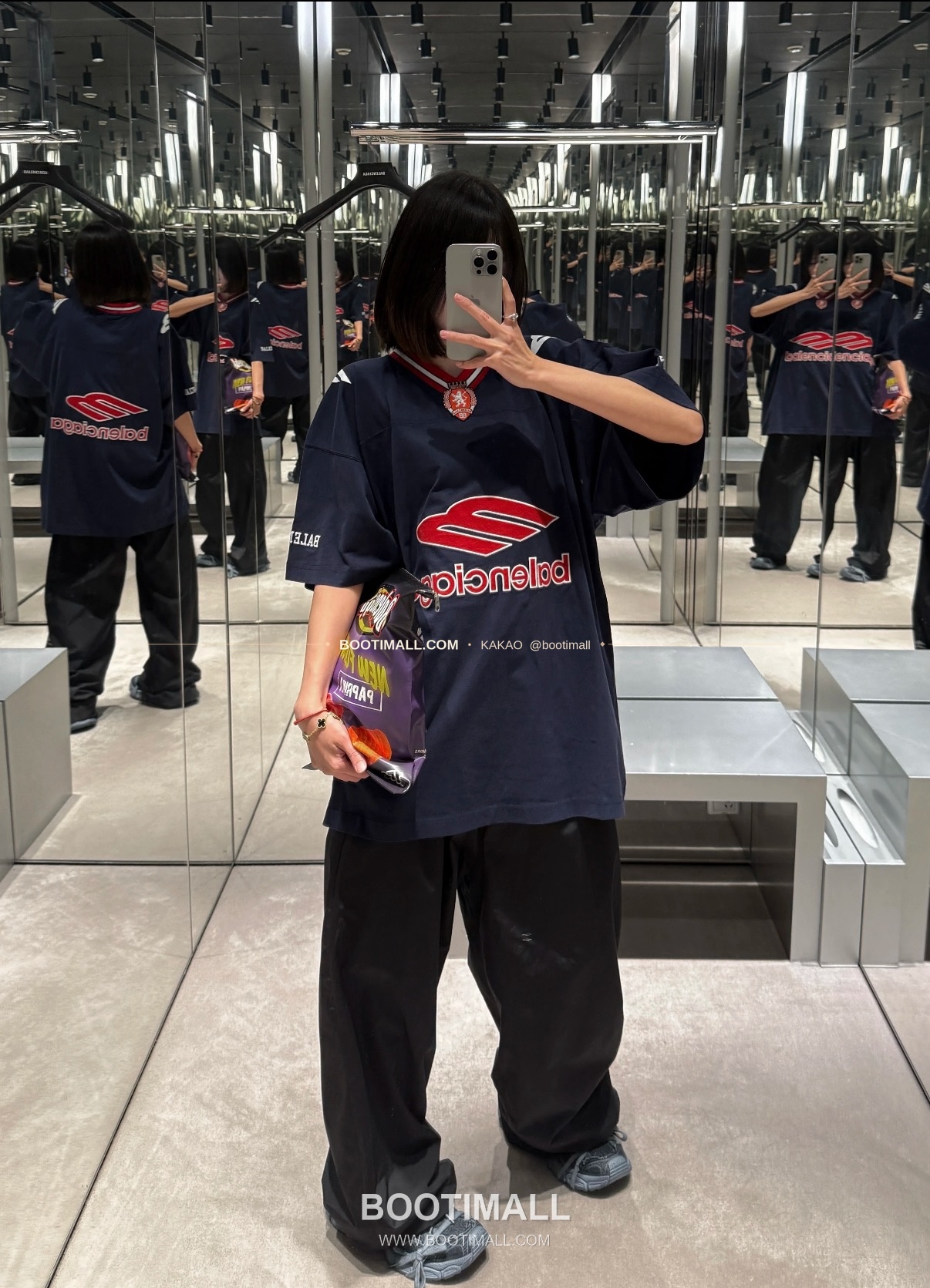 발렌시아가 2026SS 3B로고 자수 프린트 루즈핏 V넥 반팔 티셔츠 Balenciaga 2026 SS 3B Logo Embroidered Print Loose Fit V Neck Short Sleeve T-Shirt 3