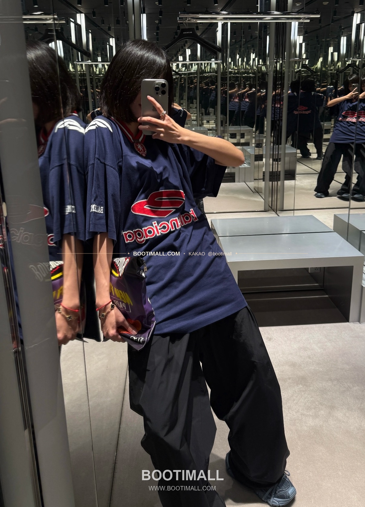 발렌시아가 2026SS 3B로고 자수 프린트 루즈핏 V넥 반팔 티셔츠 Balenciaga 2026 SS 3B Logo Embroidered Print Loose Fit V Neck Short Sleeve T-Shirt 4