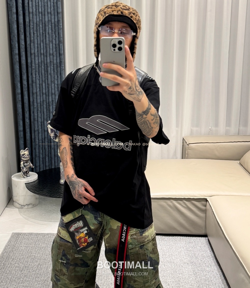 발렌시아가 2026SS 3B로고 자수 프린트 루즈핏 V넥 반팔 티셔츠 Balenciaga 2026 SS 3B Logo Embroidered Print Loose Fit V Neck Short Sleeve T-Shirt 4