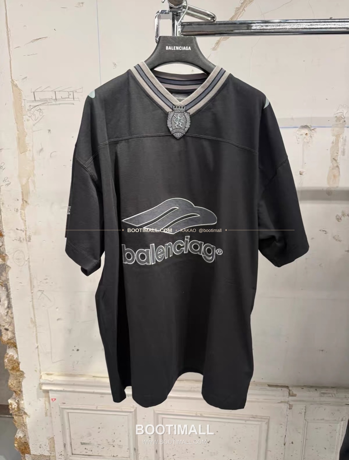 발렌시아가 2026SS 3B로고 자수 프린트 루즈핏 V넥 반팔 티셔츠 Balenciaga 2026 SS 3B Logo Embroidered Print Loose Fit V Neck Short Sleeve T-Shirt 12