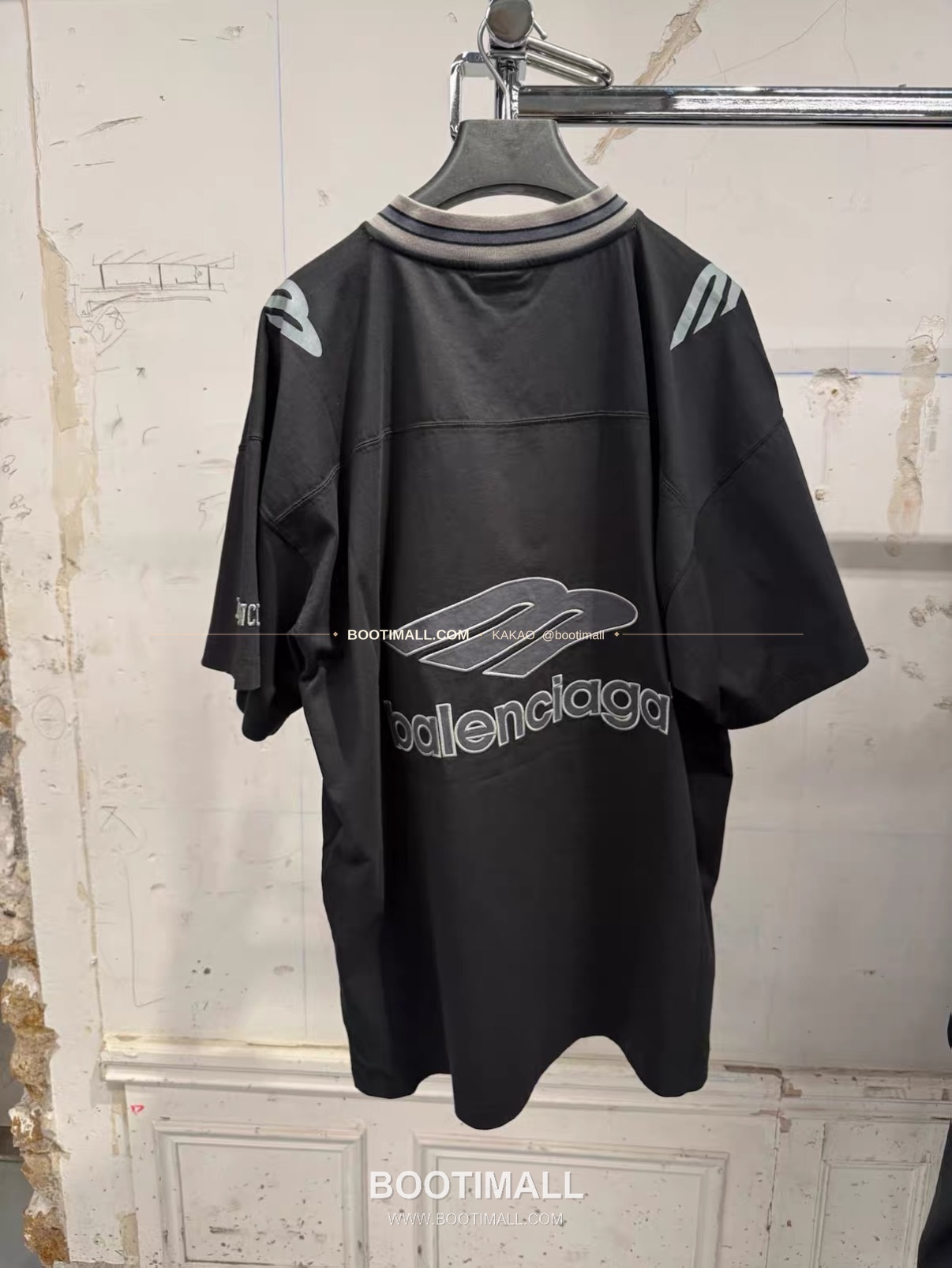 발렌시아가 2026SS 3B로고 자수 프린트 루즈핏 V넥 반팔 티셔츠 Balenciaga 2026 SS 3B Logo Embroidered Print Loose Fit V Neck Short Sleeve T-Shirt 13