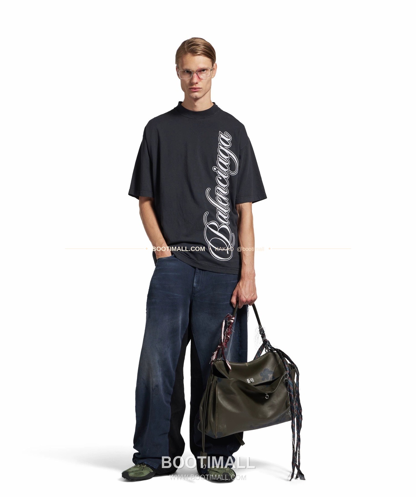 발렌시아가 2026SS 그래피티 로고자수 루즈핏 코튼 반팔 티셔츠 Balenciaga 2026 SS Graffiti Logo Embroidered Loose Fit Cotton Short Sleeve T-Shirt 2