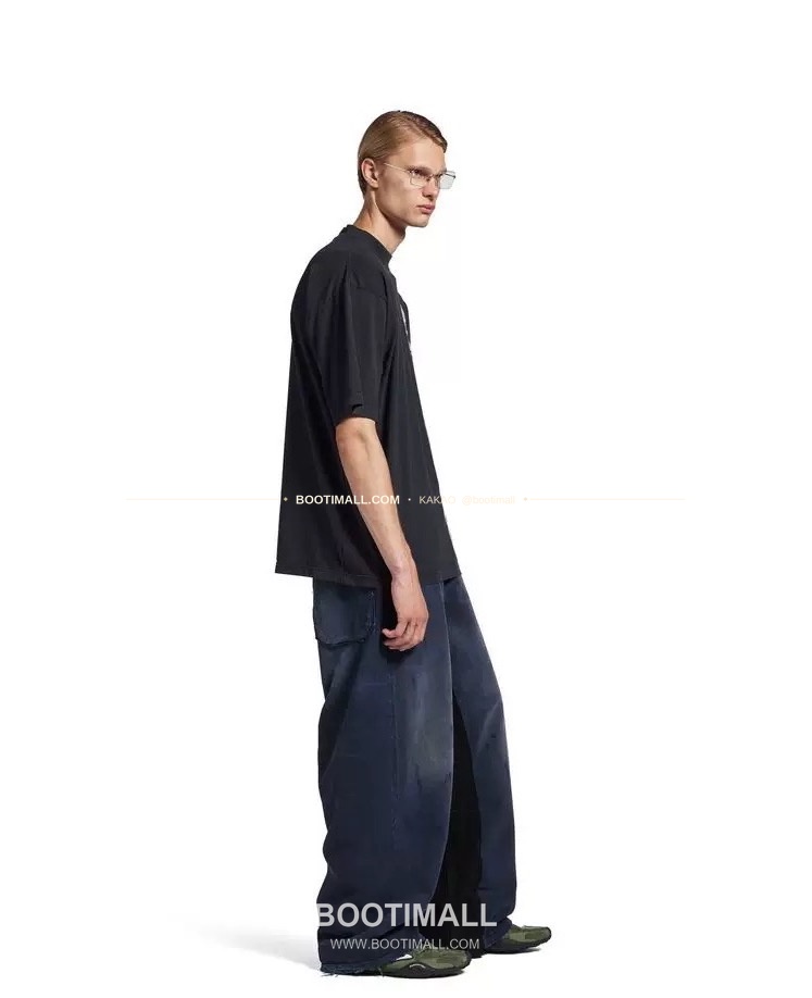 발렌시아가 2026SS 그래피티 로고자수 루즈핏 코튼 반팔 티셔츠 Balenciaga 2026 SS Graffiti Logo Embroidered Loose Fit Cotton Short Sleeve T-Shirt 3