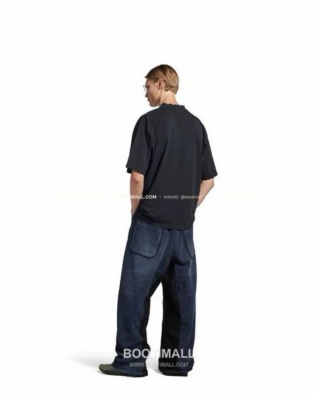 발렌시아가 2026SS 그래피티 로고자수 루즈핏 코튼 반팔 티셔츠 Balenciaga 2026 SS Graffiti Logo Embroidered Loose Fit Cotton Short Sleeve T-Shirt 4