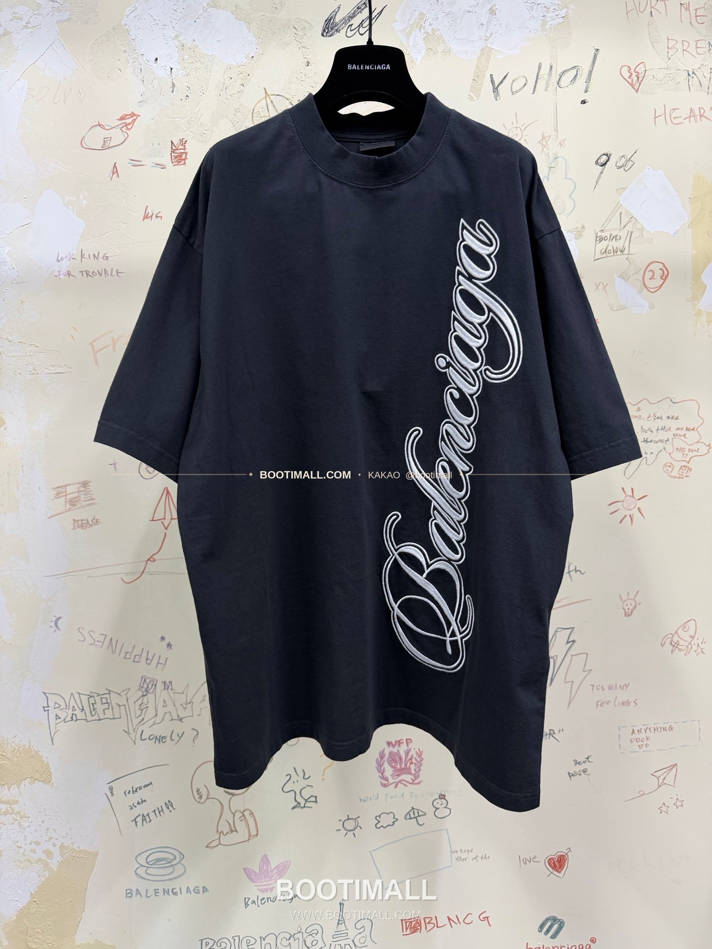 발렌시아가 2026SS 그래피티 로고자수 루즈핏 코튼 반팔 티셔츠 Balenciaga 2026 SS Graffiti Logo Embroidered Loose Fit Cotton Short Sleeve T-Shirt 5