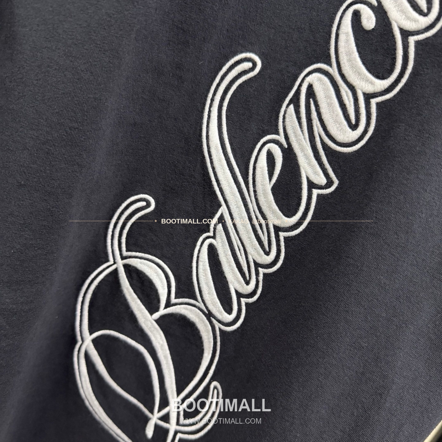 발렌시아가 2026SS 그래피티 로고자수 루즈핏 코튼 반팔 티셔츠 Balenciaga 2026 SS Graffiti Logo Embroidered Loose Fit Cotton Short Sleeve T-Shirt 8