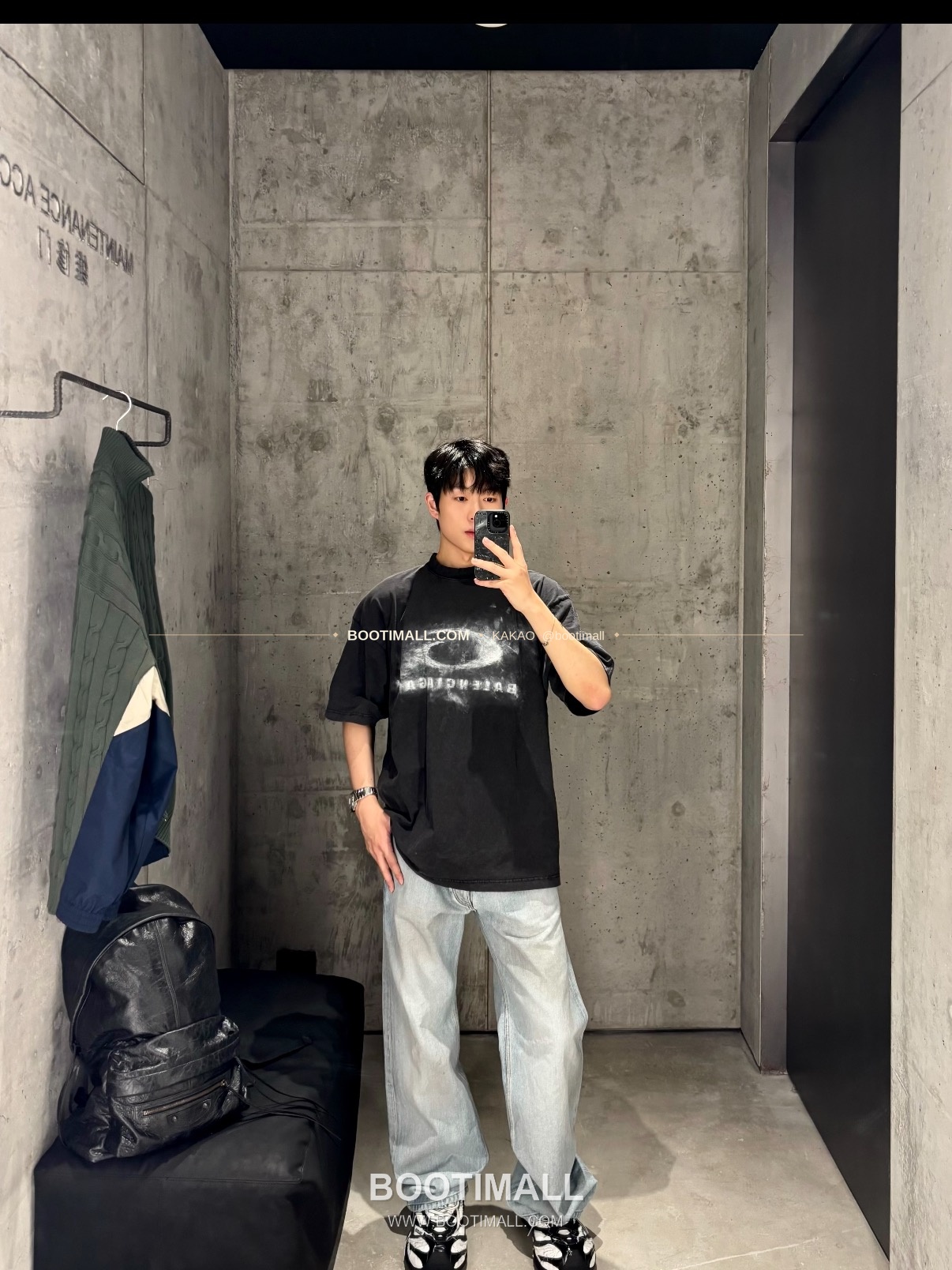 발렌시아가 2026SS 그래피티 링로고 프린트 워싱 루즈핏 반팔 티셔츠 Balenciaga 2026 SS Graffiti Ring Logo Print Washed Loose Fit Short Sleeve T-Shirt 1