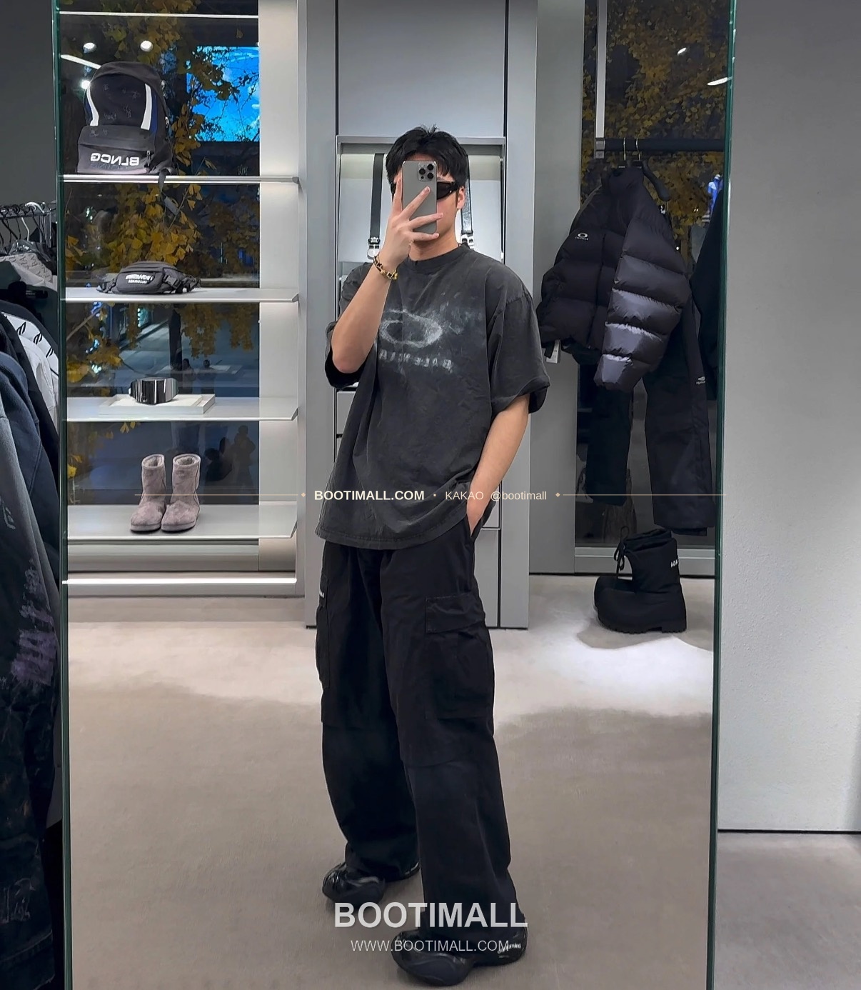 발렌시아가 2026SS 그래피티 링로고 프린트 워싱 루즈핏 반팔 티셔츠 Balenciaga 2026 SS Graffiti Ring Logo Print Washed Loose Fit Short Sleeve T-Shirt 3