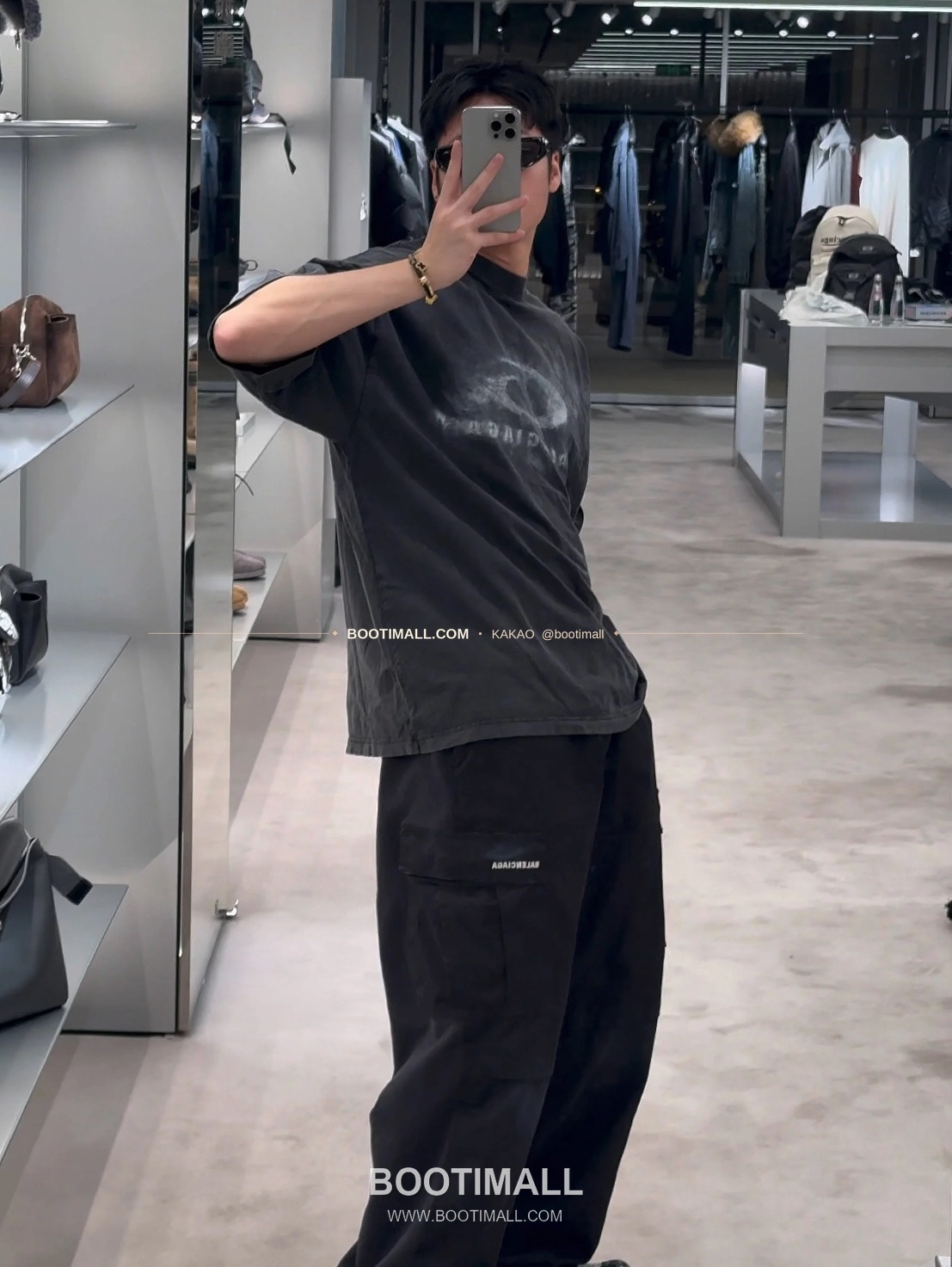 발렌시아가 2026SS 그래피티 링로고 프린트 워싱 루즈핏 반팔 티셔츠 Balenciaga 2026 SS Graffiti Ring Logo Print Washed Loose Fit Short Sleeve T-Shirt 4