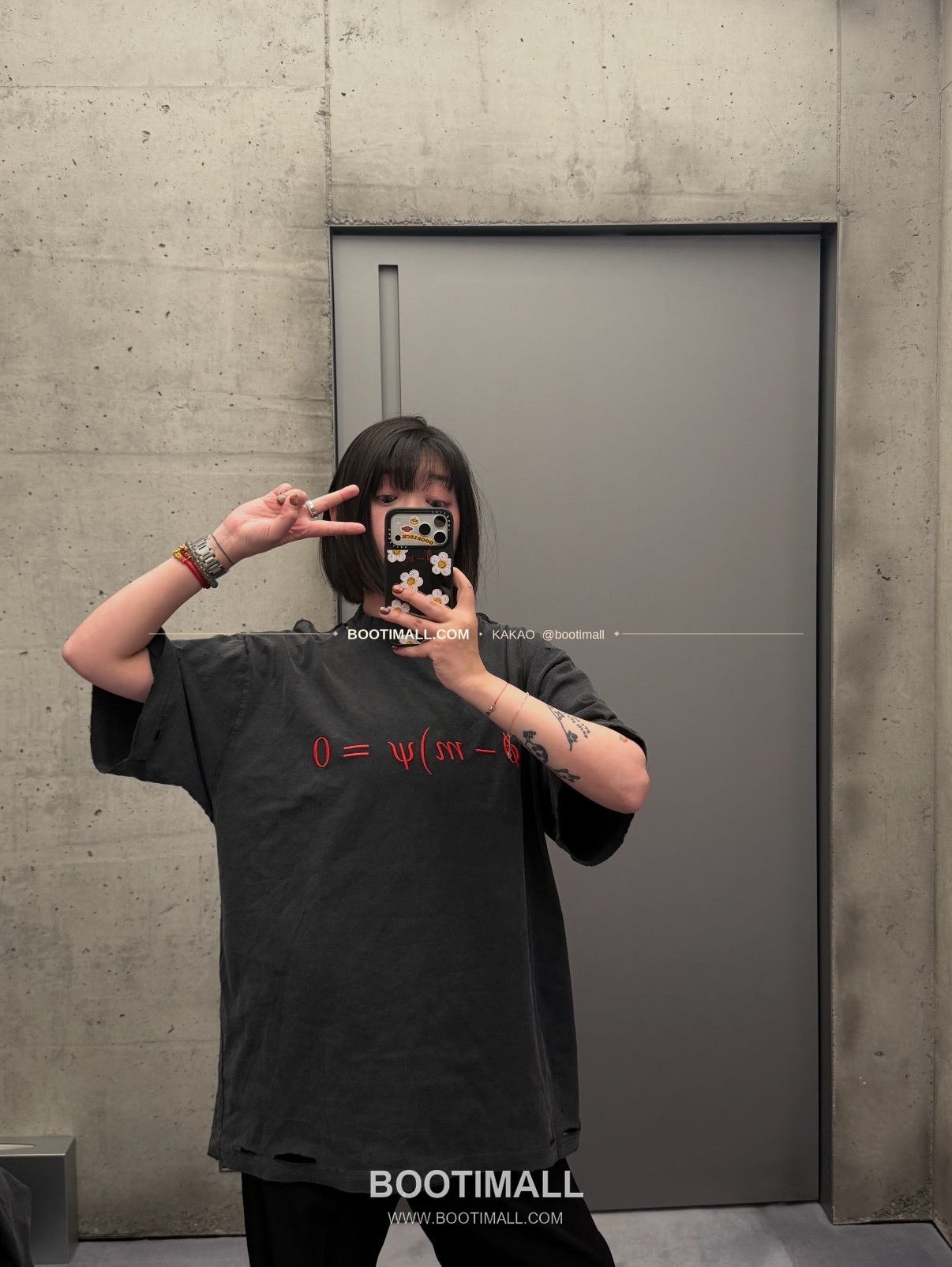 발렌시아가 2026SS 발렌타인데이 디랙로고 자수 워싱 루즈핏 반팔 티셔츠 Balenciaga 2026 SS Valentine Dirac Logo Embroidered Washed Loose Fit Short Sleeve T-Shirt 1