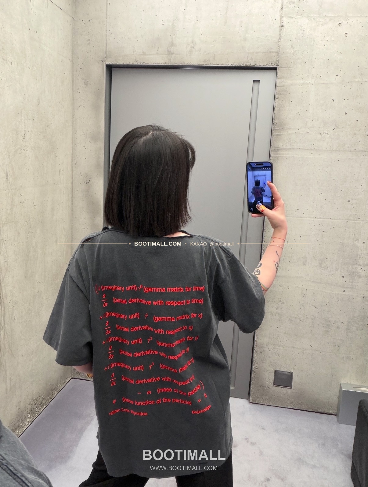 발렌시아가 2026SS 발렌타인데이 디랙로고 자수 워싱 루즈핏 반팔 티셔츠 Balenciaga 2026 SS Valentine Dirac Logo Embroidered Washed Loose Fit Short Sleeve T-Shirt 2