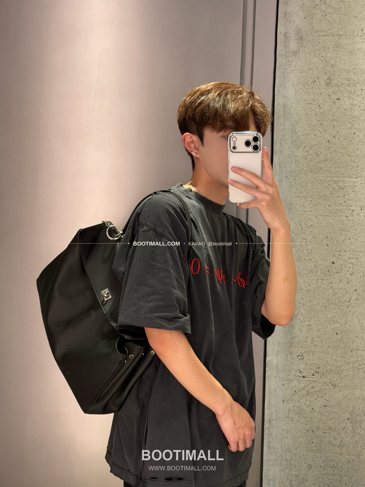 발렌시아가 2026SS 발렌타인데이 디랙로고 자수 워싱 루즈핏 반팔 티셔츠 Balenciaga 2026 SS Valentine Dirac Logo Embroidered Washed Loose Fit Short Sleeve T-Shirt 3