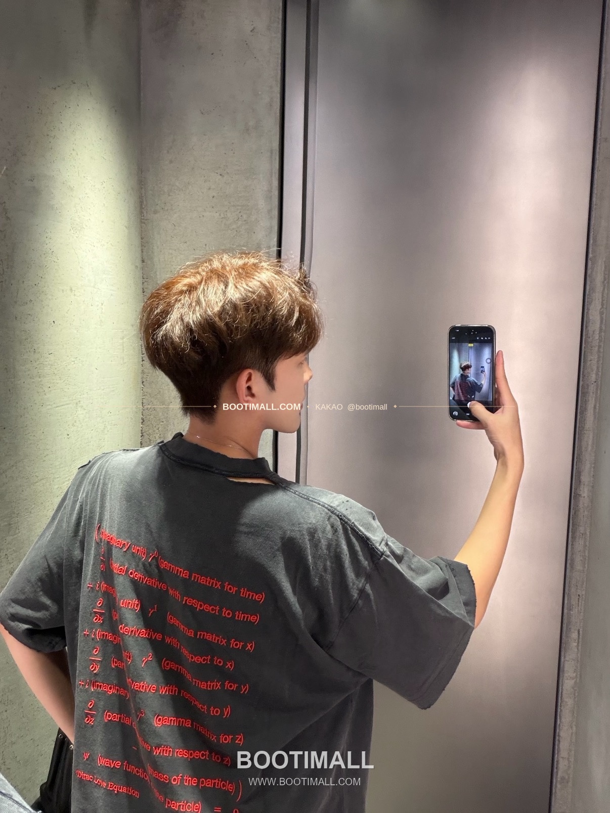 발렌시아가 2026SS 발렌타인데이 디랙로고 자수 워싱 루즈핏 반팔 티셔츠 Balenciaga 2026 SS Valentine Dirac Logo Embroidered Washed Loose Fit Short Sleeve T-Shirt 4