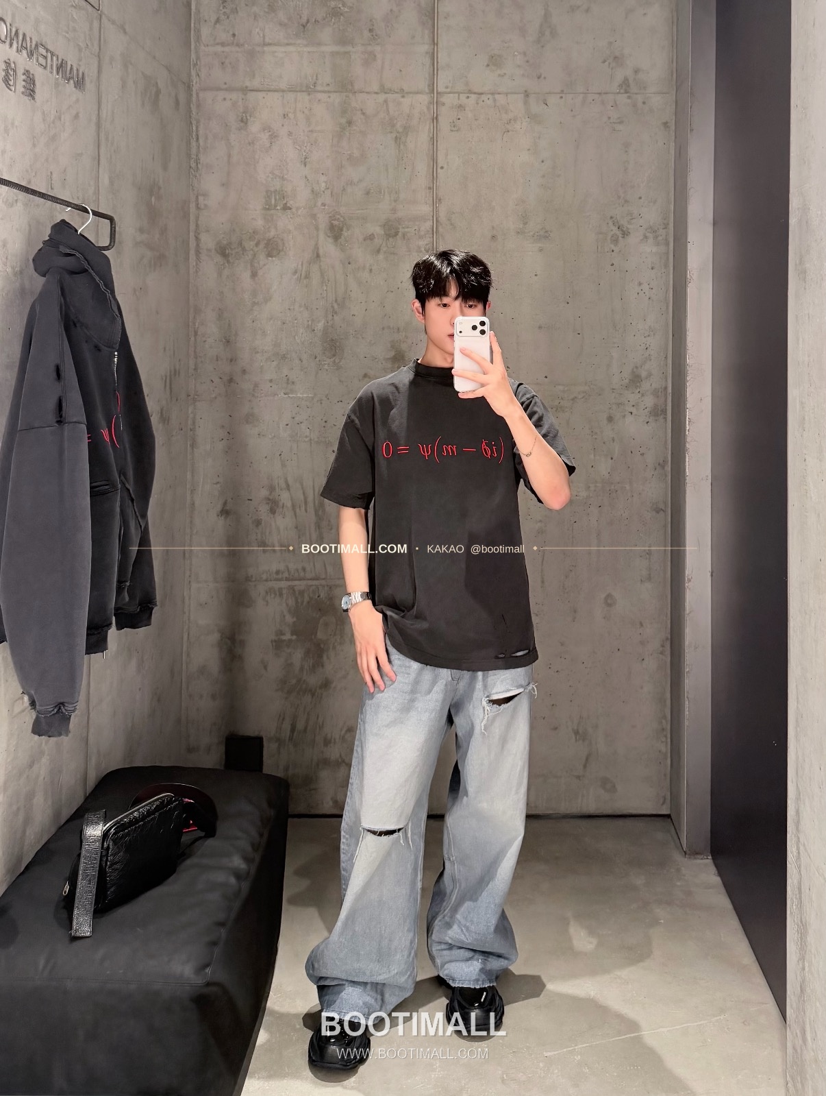 발렌시아가 2026SS 발렌타인데이 디랙로고 자수 워싱 루즈핏 반팔 티셔츠 Balenciaga 2026 SS Valentine Dirac Logo Embroidered Washed Loose Fit Short Sleeve T-Shirt 5