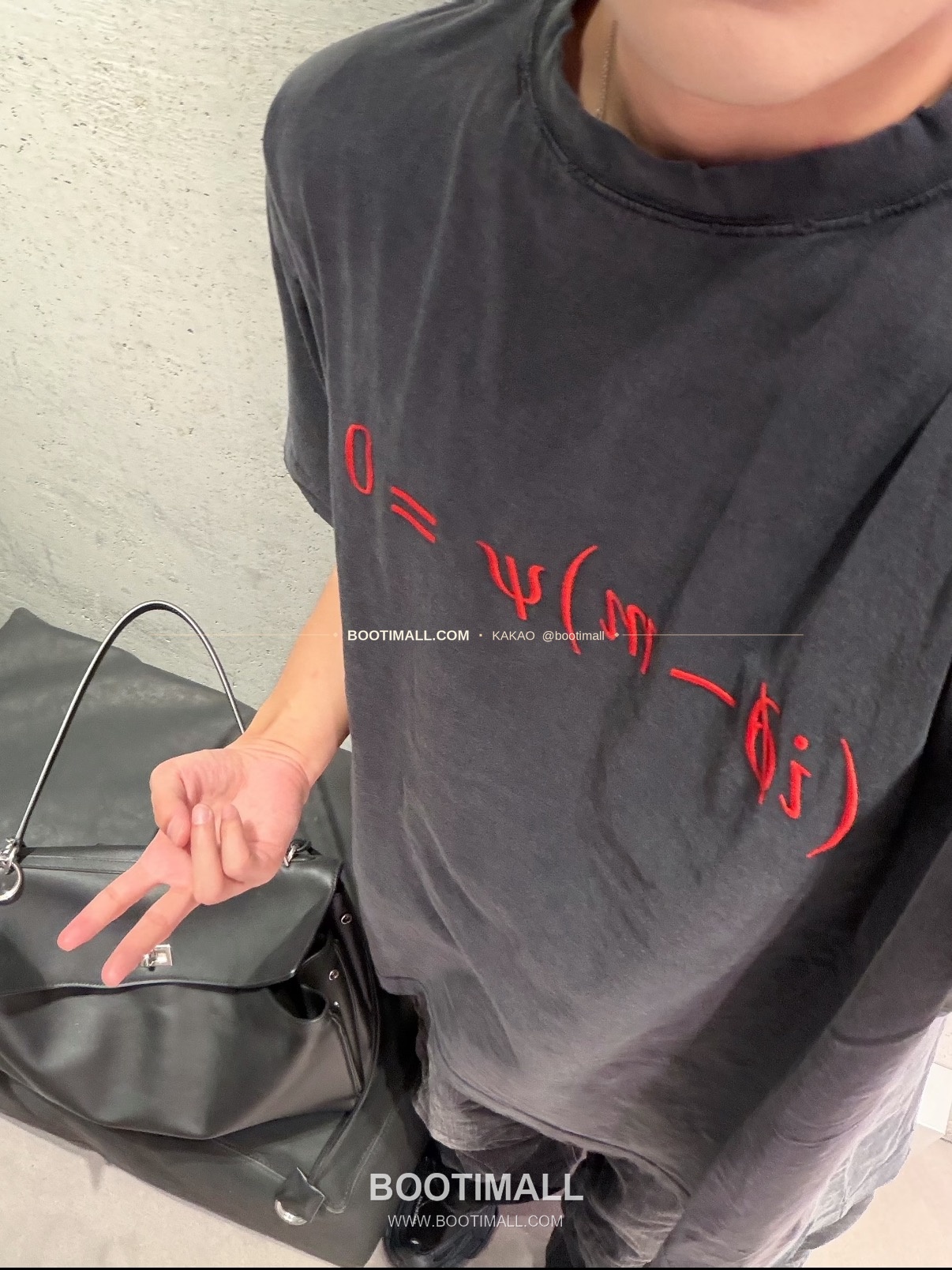 발렌시아가 2026SS 발렌타인데이 디랙로고 자수 워싱 루즈핏 반팔 티셔츠 Balenciaga 2026 SS Valentine Dirac Logo Embroidered Washed Loose Fit Short Sleeve T-Shirt 6