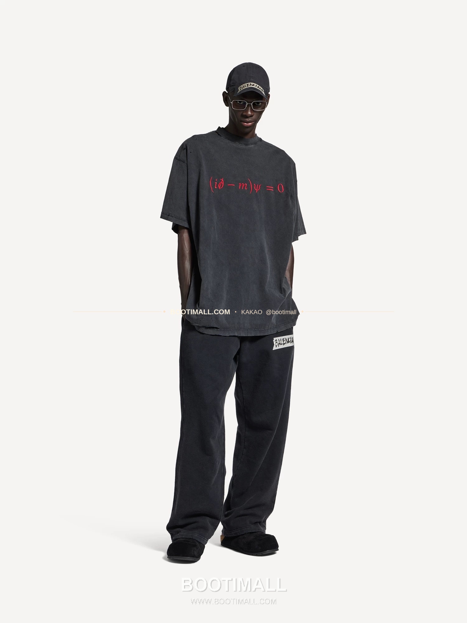 발렌시아가 2026SS 발렌타인데이 디랙로고 자수 워싱 루즈핏 반팔 티셔츠 Balenciaga 2026 SS Valentine Dirac Logo Embroidered Washed Loose Fit Short Sleeve T-Shirt 8
