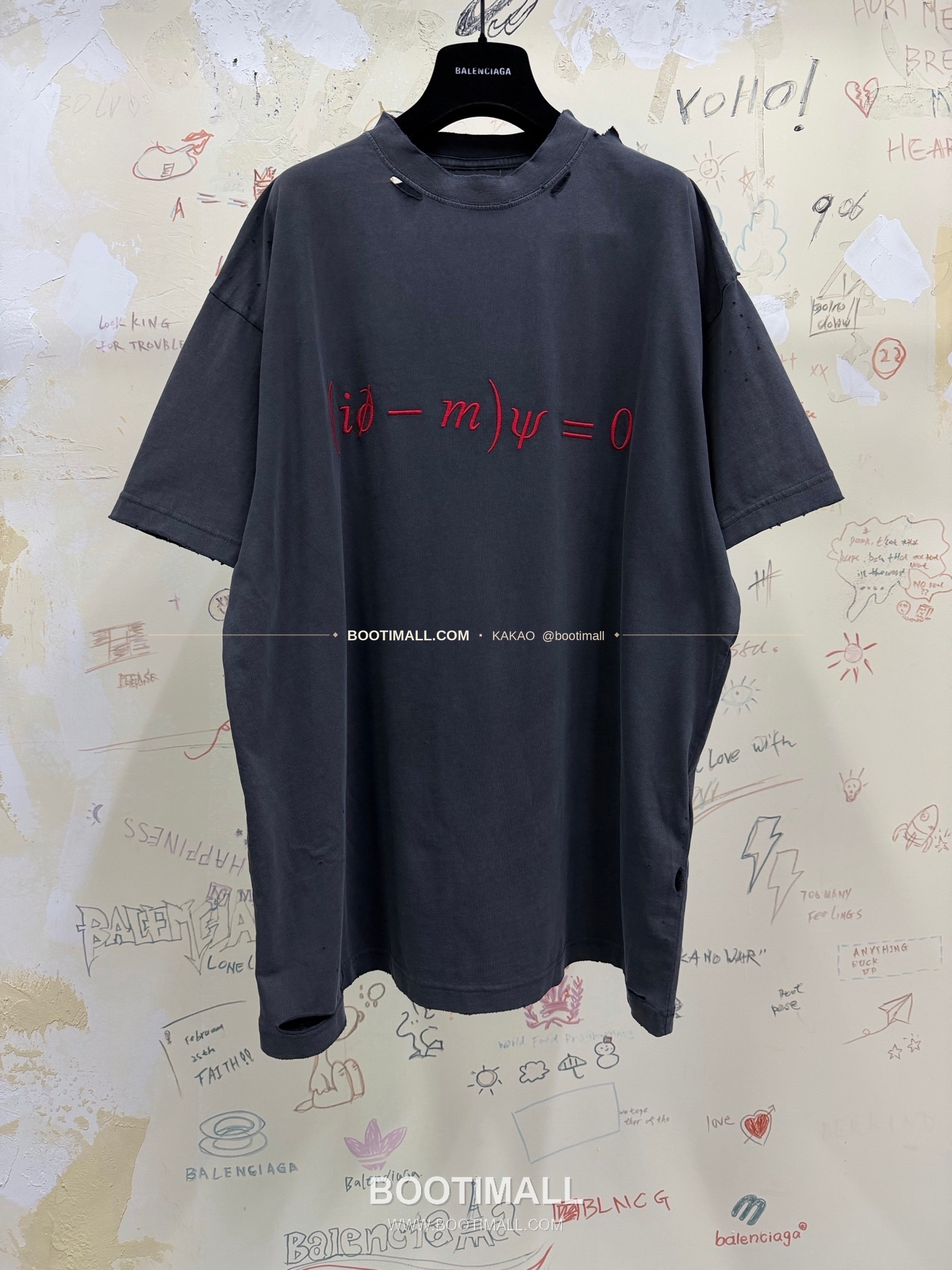 발렌시아가 2026SS 발렌타인데이 디랙로고 자수 워싱 루즈핏 반팔 티셔츠 Balenciaga 2026 SS Valentine Dirac Logo Embroidered Washed Loose Fit Short Sleeve T-Shirt 11