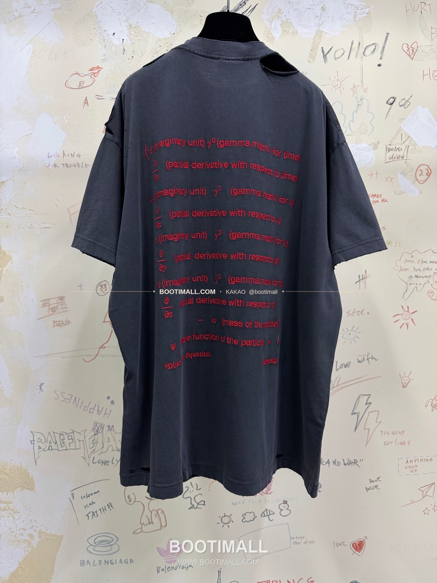 발렌시아가 2026SS 발렌타인데이 디랙로고 자수 워싱 루즈핏 반팔 티셔츠 Balenciaga 2026 SS Valentine Dirac Logo Embroidered Washed Loose Fit Short Sleeve T-Shirt 17