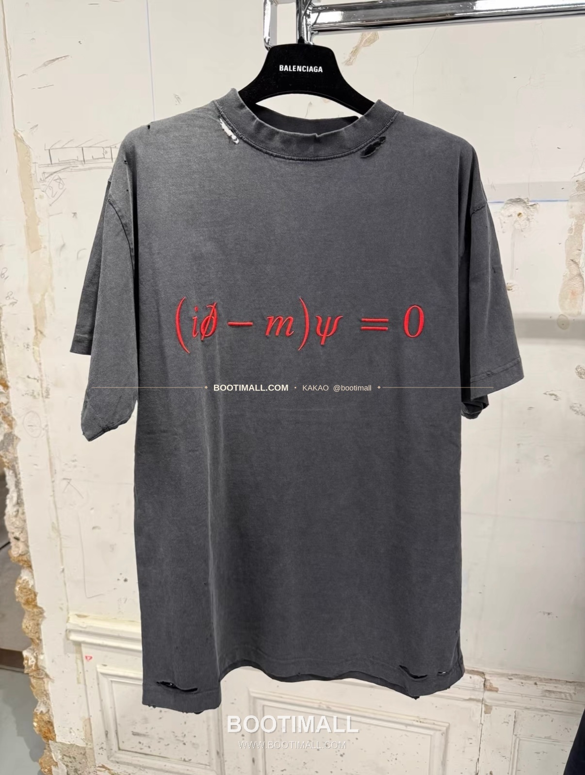 발렌시아가 2026SS 발렌타인데이 디랙로고 자수 워싱 루즈핏 반팔 티셔츠 Balenciaga 2026 SS Valentine Dirac Logo Embroidered Washed Loose Fit Short Sleeve T-Shirt 20