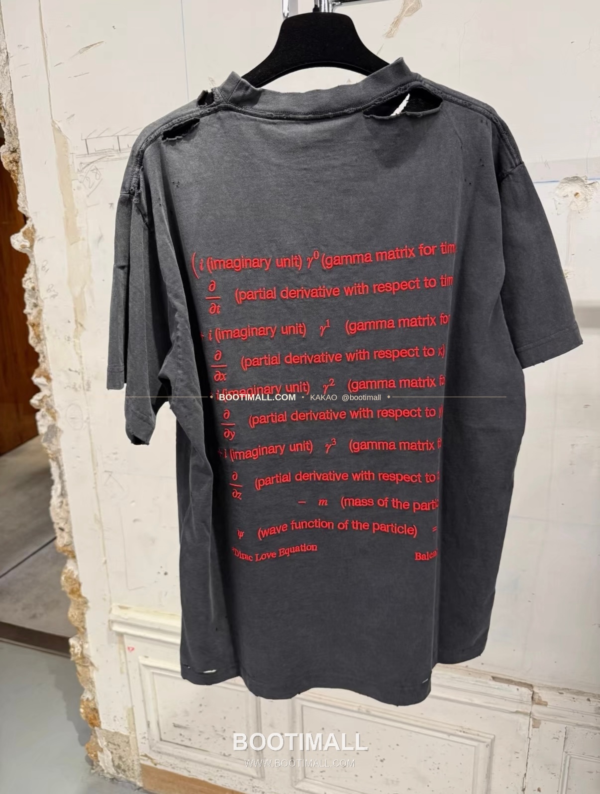 발렌시아가 2026SS 발렌타인데이 디랙로고 자수 워싱 루즈핏 반팔 티셔츠 Balenciaga 2026 SS Valentine Dirac Logo Embroidered Washed Loose Fit Short Sleeve T-Shirt 21