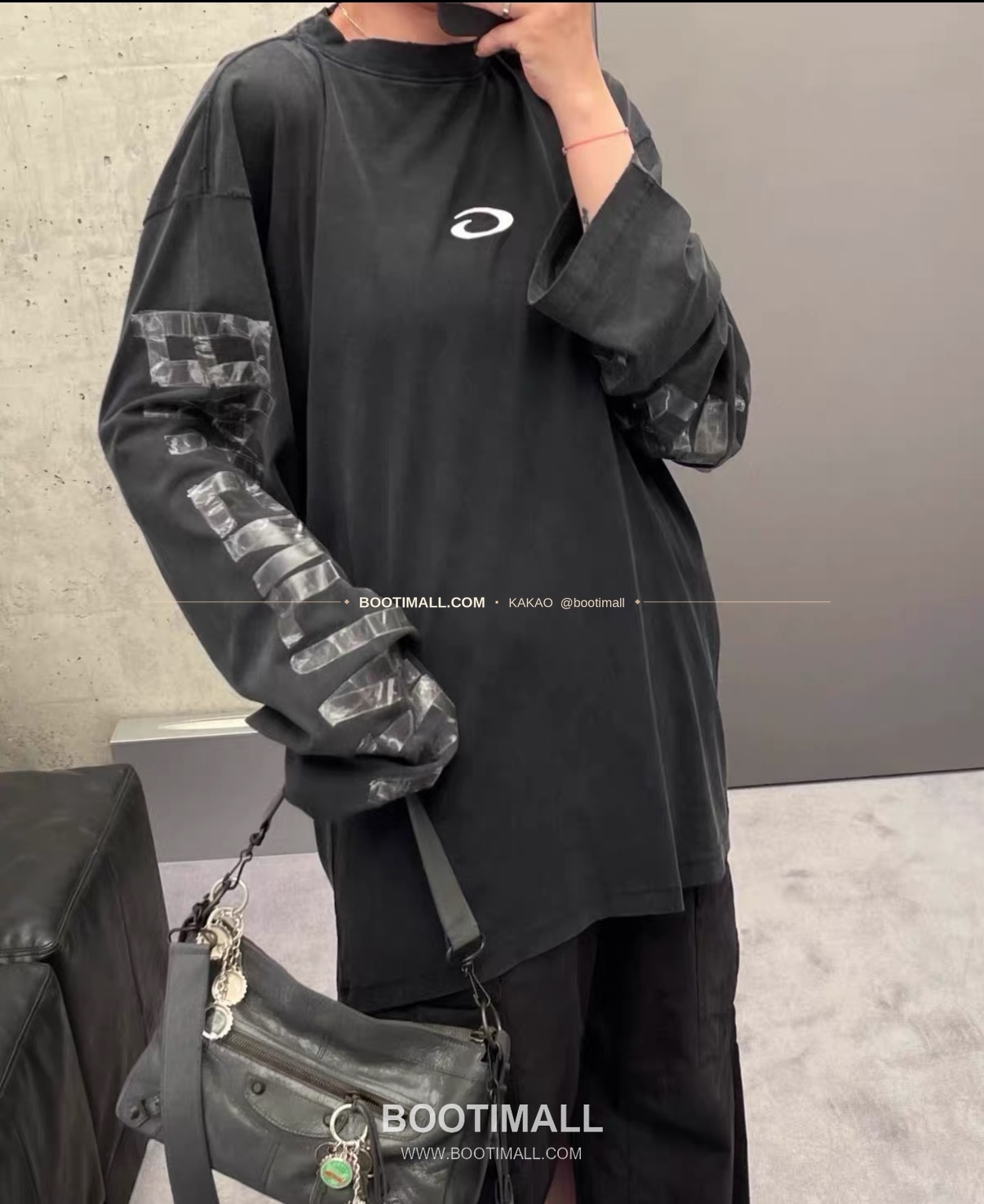 발렌시아가 2026SS 로고자수 실리콘프린트 워싱 루즈핏 코튼 롱슬리브 티셔츠 Balenciaga 2026 SS Logo Embroidered Silicone Print Washed Loose Fit Cotton Long Sleeve T-Shirt 1