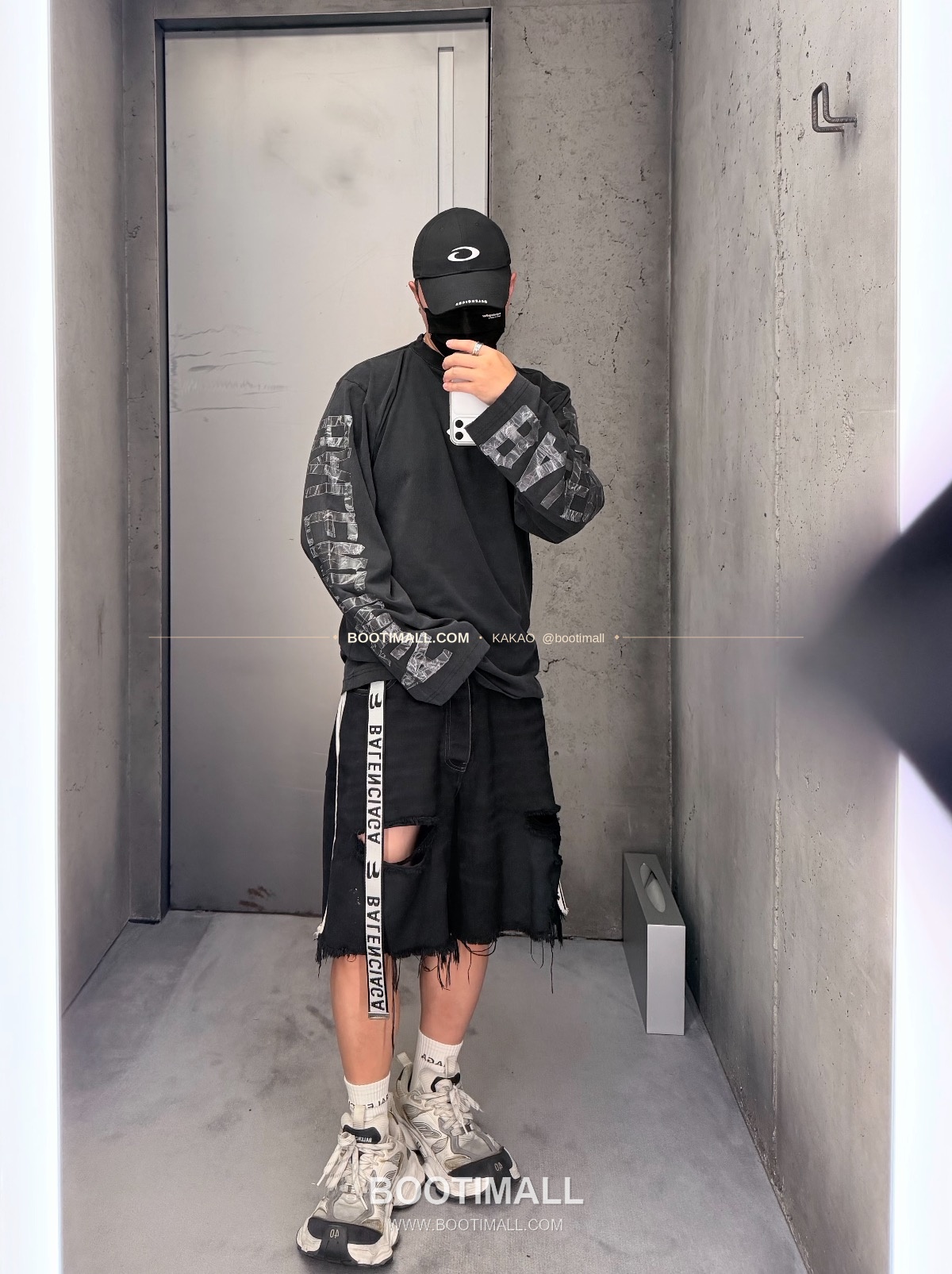 발렌시아가 2026SS 로고자수 실리콘프린트 워싱 루즈핏 코튼 롱슬리브 티셔츠 Balenciaga 2026 SS Logo Embroidered Silicone Print Washed Loose Fit Cotton Long Sleeve T-Shirt 3