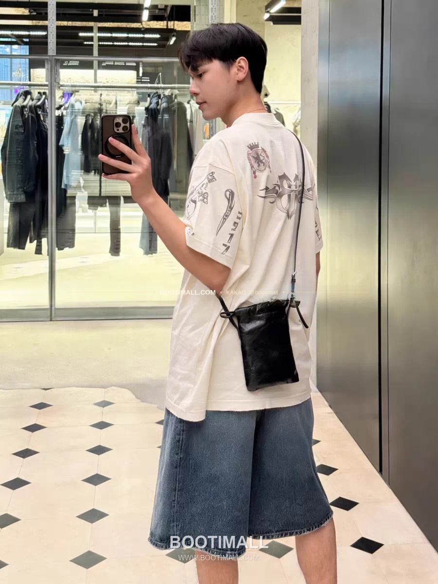 발렌시아가 2026SS 타투그래픽 프린트 워싱 루즈핏 반팔 티셔츠 Balenciaga 2026 SS Tattoo Graphic Print Washed Loose Fit Short Sleeve T-Shirt 2