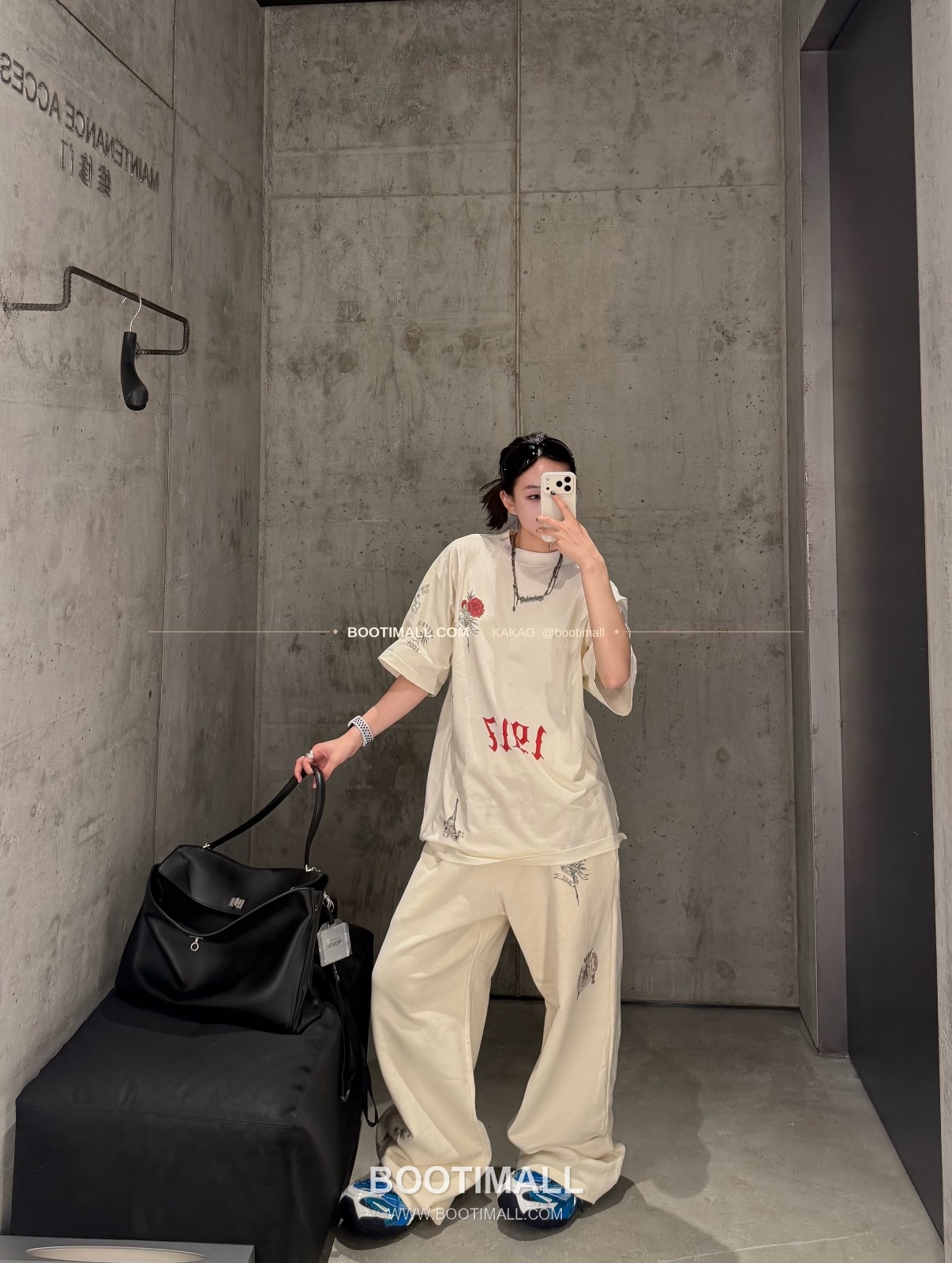 발렌시아가 2026SS 타투그래픽 프린트 워싱 루즈핏 반팔 티셔츠 Balenciaga 2026 SS Tattoo Graphic Print Washed Loose Fit Short Sleeve T-Shirt 3