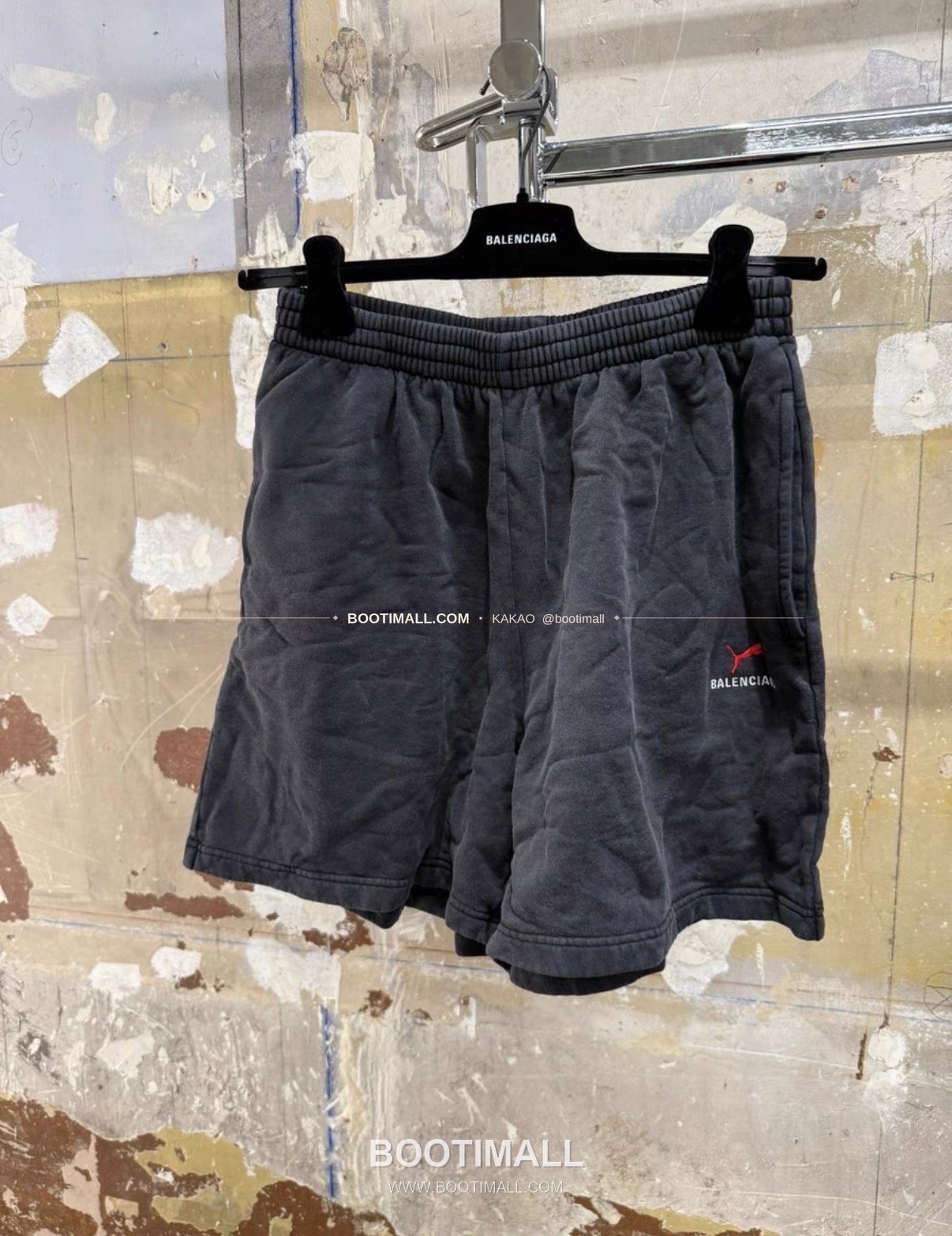 발렌시아가 2025SS 푸마 콜라보 로고자수 루즈핏 코튼 쇼츠 Balenciaga 2025 SS Puma Collaboration Logo Embroidered Loose Fit Cotton Shorts 11