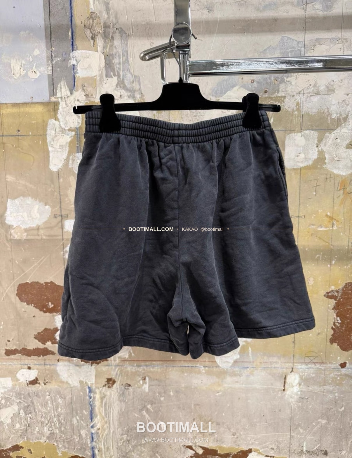 발렌시아가 2025SS 푸마 콜라보 로고자수 루즈핏 코튼 쇼츠 Balenciaga 2025 SS Puma Collaboration Logo Embroidered Loose Fit Cotton Shorts 12