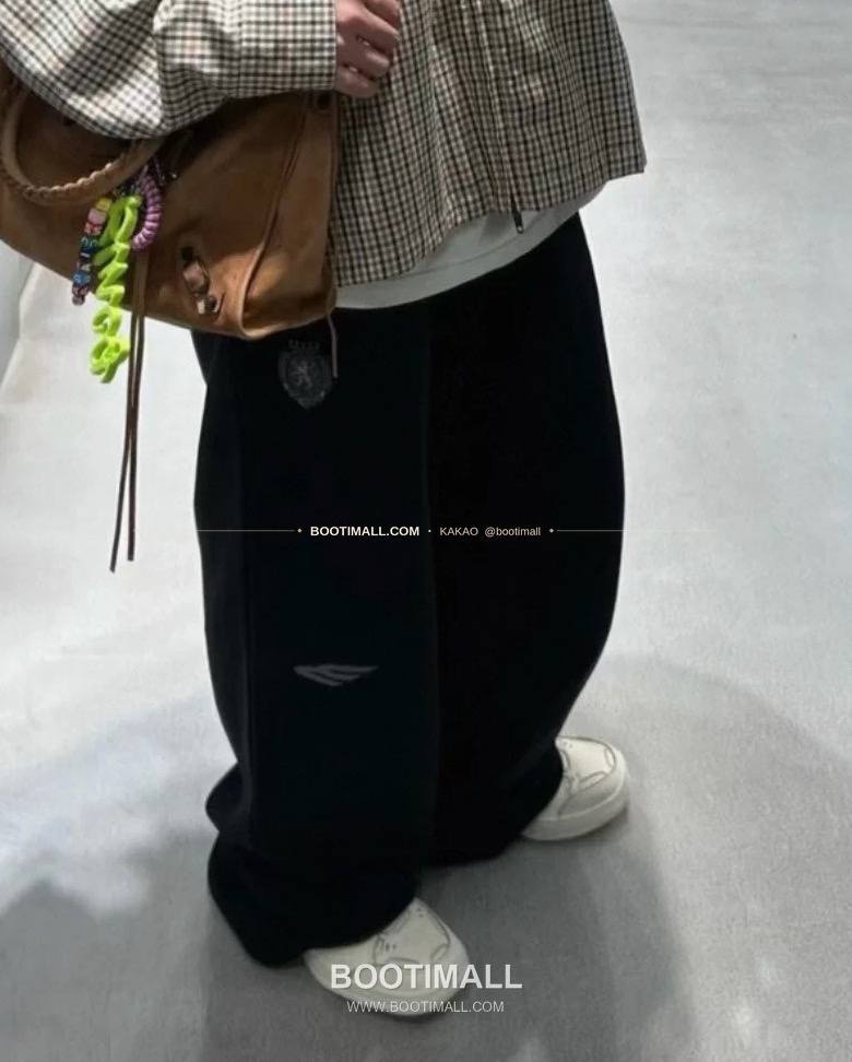 발렌시아가 2026SS 3B로고 자수 프린트 루즈핏 코튼 스웨트팬츠 Balenciaga 2026 SS 3B Logo Embroidered Print Loose Fit Cotton Sweatpants 4