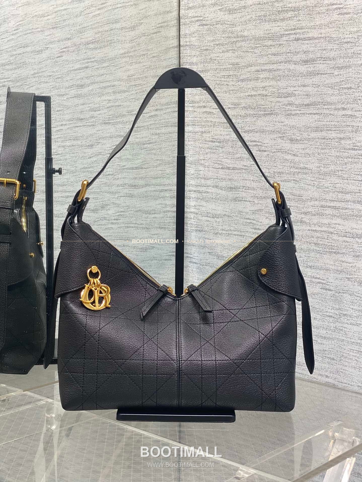 디올 보야주 오일왁스 레더 로고 하드웨어 숄더백 Dior Voyage Oil Wax Leather Logo Hardware Shoulder Bag 5881 28cm 11