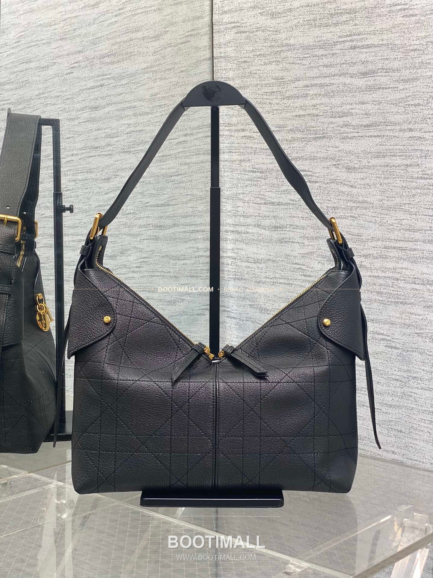 디올 보야주 오일왁스 레더 로고 하드웨어 숄더백 Dior Voyage Oil Wax Leather Logo Hardware Shoulder Bag 5881 28cm 13