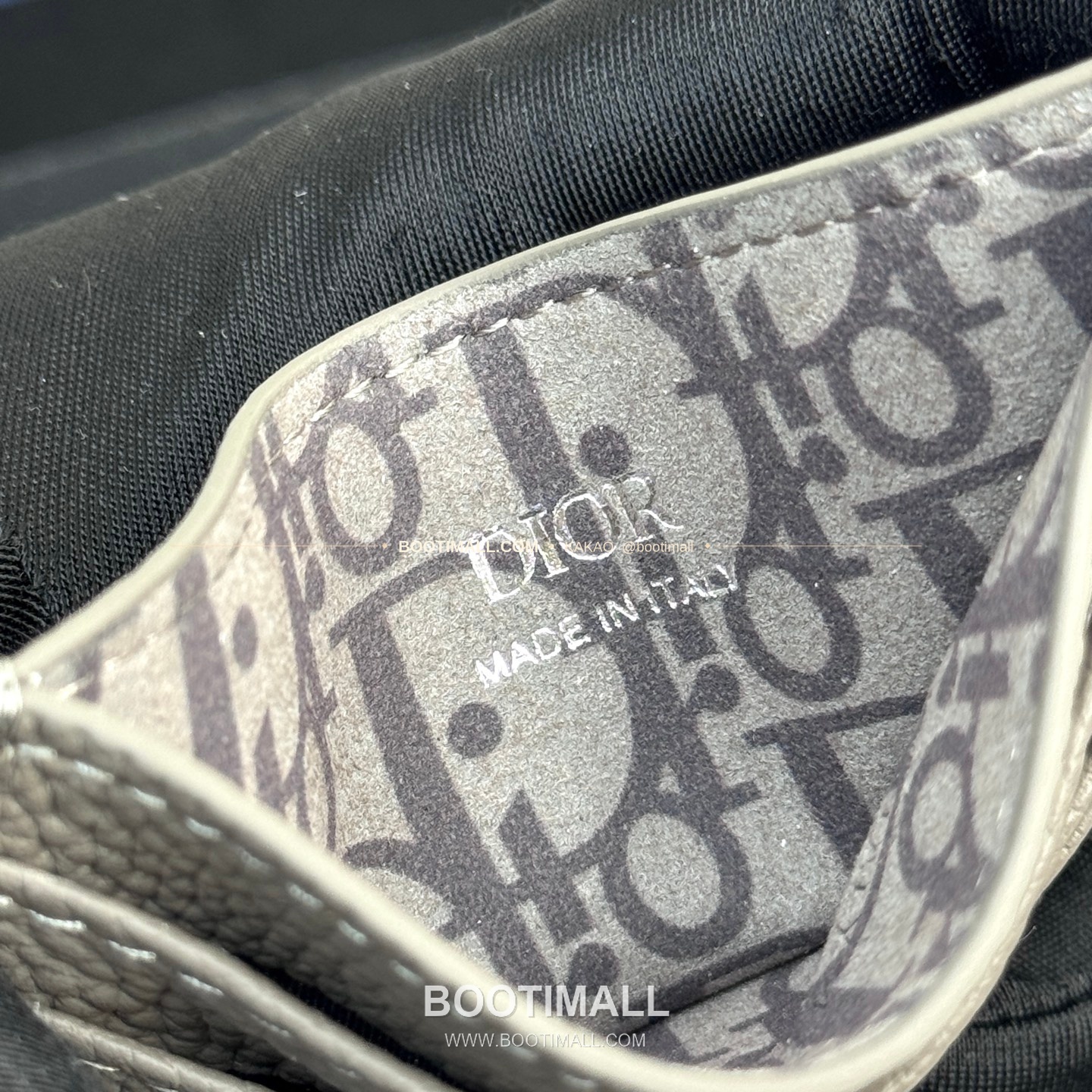 죄송합니다. 제가 형식을 끝까지 유지하지 못했습니다. 아래처럼 프롬프트 기준으로 다시 작성합니다.


디올 CD 아이콘 그레인 카프스킨 카드지갑 Dior CD Icon Grained Calfskin Card Holder 8006 10cm 8