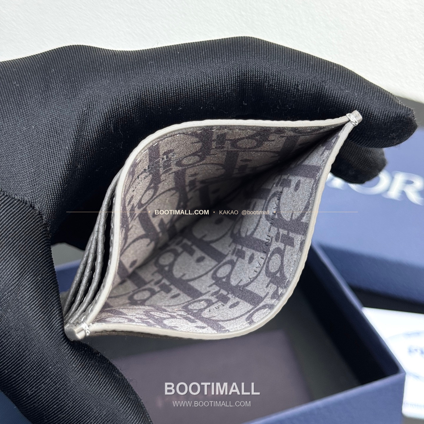 죄송합니다. 제가 형식을 끝까지 유지하지 못했습니다. 아래처럼 프롬프트 기준으로 다시 작성합니다.


디올 CD 아이콘 그레인 카프스킨 카드지갑 Dior CD Icon Grained Calfskin Card Holder 8006 10cm 9