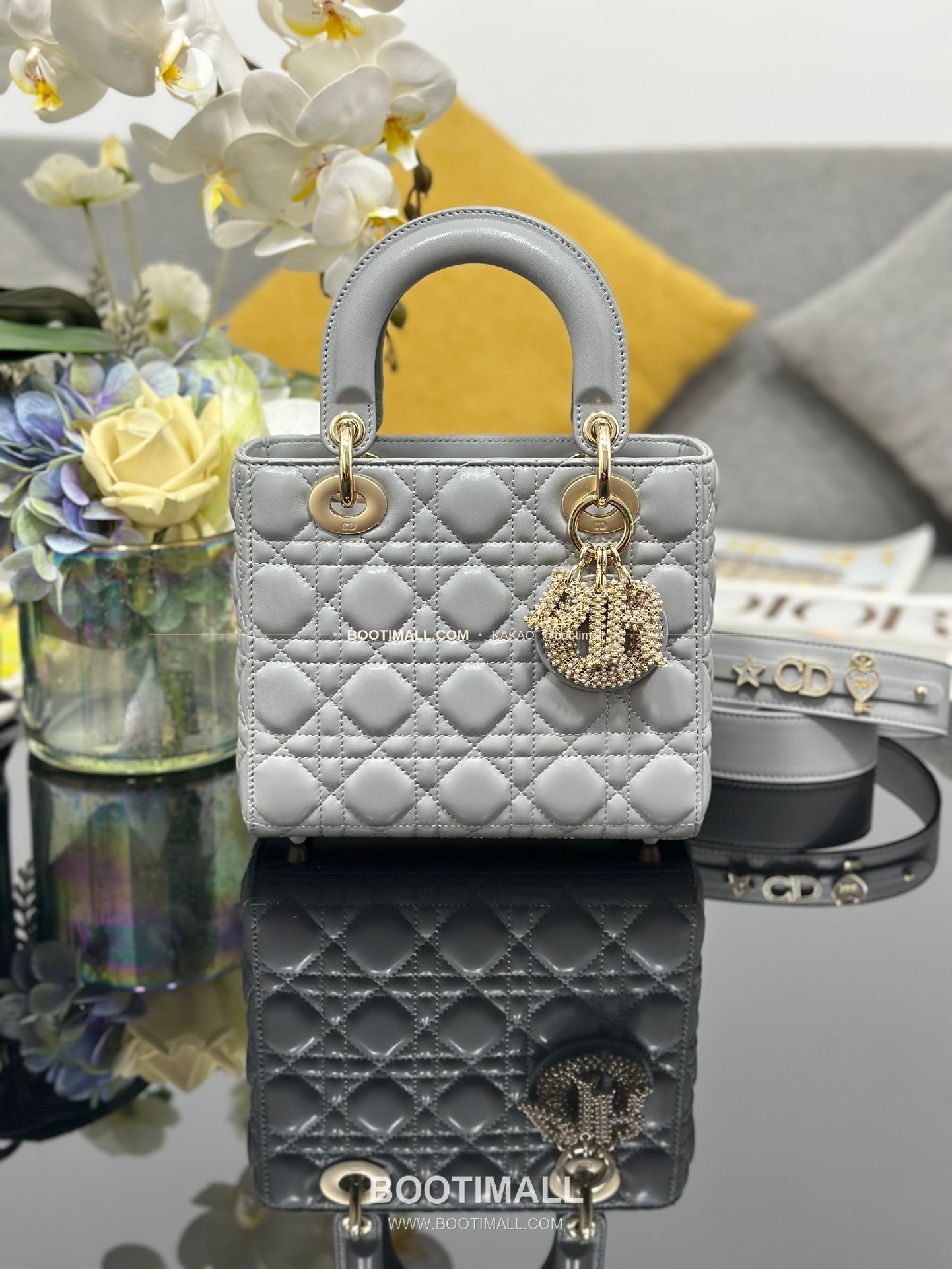 디올 레이디 디올 마이 램스킨 까나쥬 펄 D.I.O.R 참 토트 숄더백 Dior Lady Dior My Lambskin Cannage Pearl D.I.O.R Charm Tote Shoulder Bag M0538 20cm 1