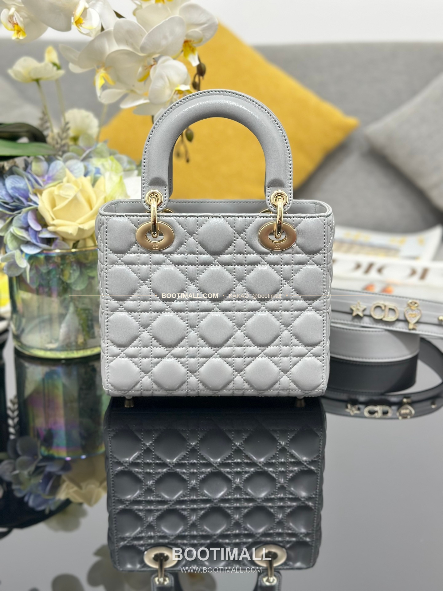 디올 레이디 디올 마이 램스킨 까나쥬 펄 D.I.O.R 참 토트 숄더백 Dior Lady Dior My Lambskin Cannage Pearl D.I.O.R Charm Tote Shoulder Bag M0538 20cm 2