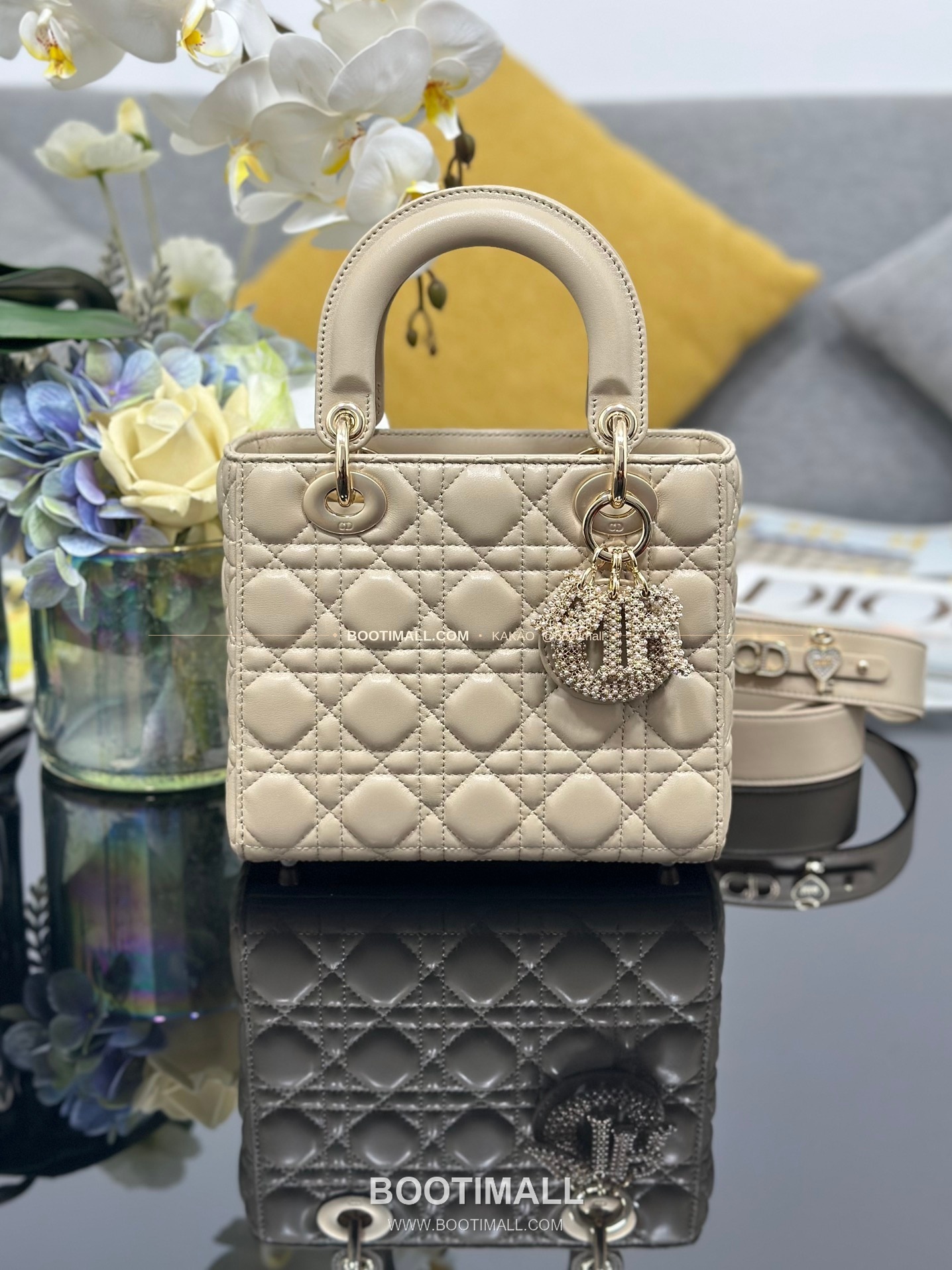 디올 레이디 디올 마이 램스킨 까나쥬 펄 D.I.O.R 참 토트 숄더백 Dior Lady Dior My Lambskin Cannage Pearl D.I.O.R Charm Tote Shoulder Bag M0538 20cm 1