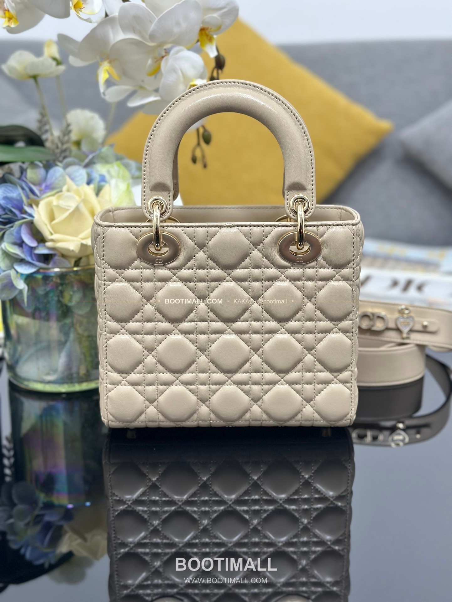 디올 레이디 디올 마이 램스킨 까나쥬 펄 D.I.O.R 참 토트 숄더백 Dior Lady Dior My Lambskin Cannage Pearl D.I.O.R Charm Tote Shoulder Bag M0538 20cm 2