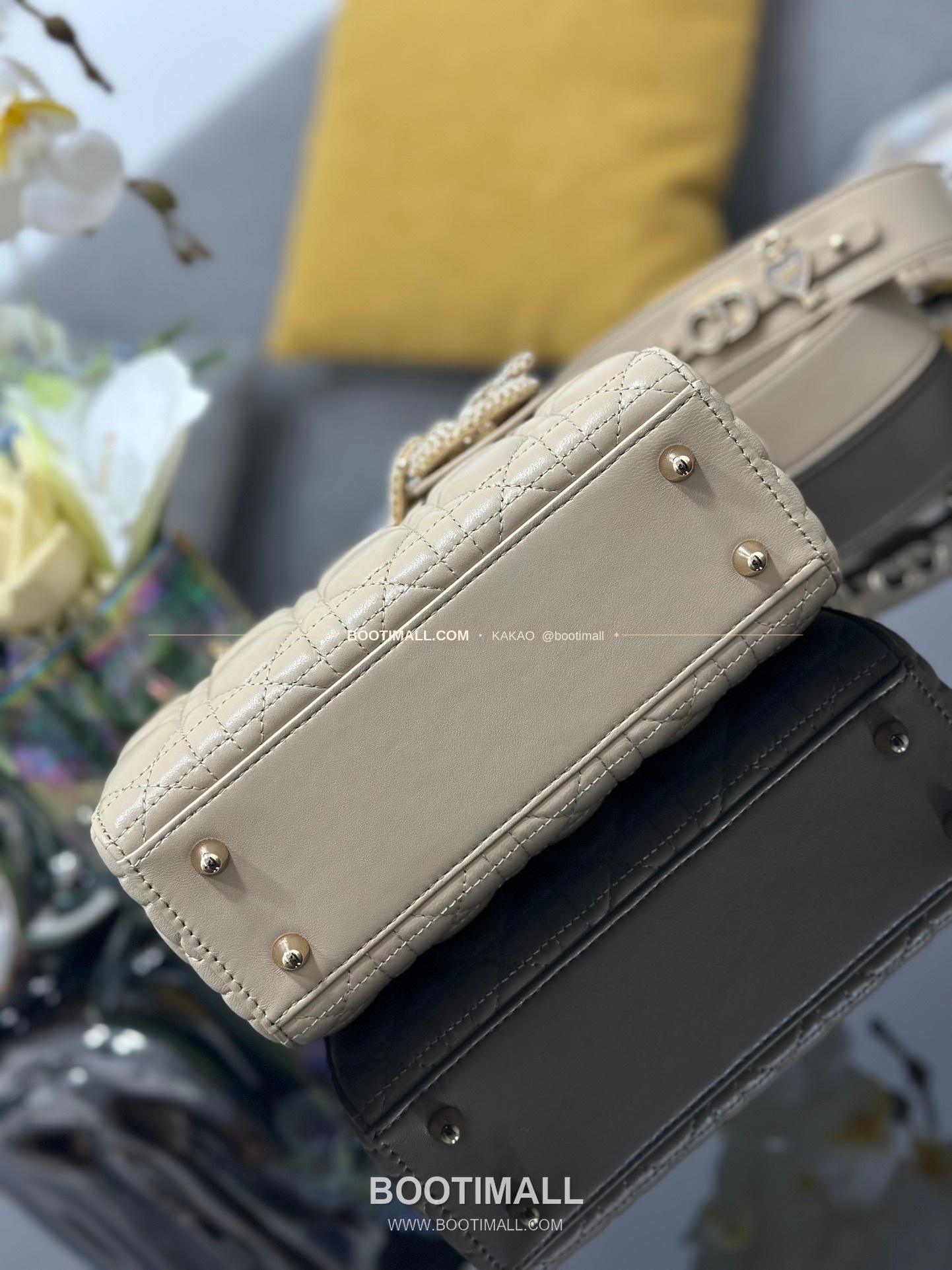 디올 레이디 디올 마이 램스킨 까나쥬 펄 D.I.O.R 참 토트 숄더백 Dior Lady Dior My Lambskin Cannage Pearl D.I.O.R Charm Tote Shoulder Bag M0538 20cm 4