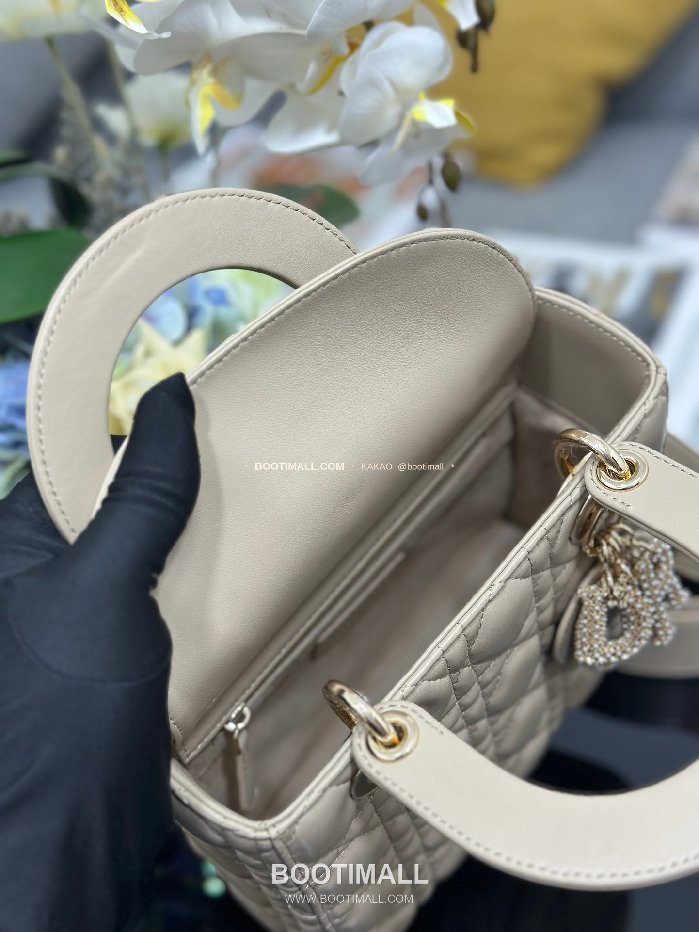 디올 레이디 디올 마이 램스킨 까나쥬 펄 D.I.O.R 참 토트 숄더백 Dior Lady Dior My Lambskin Cannage Pearl D.I.O.R Charm Tote Shoulder Bag M0538 20cm 8