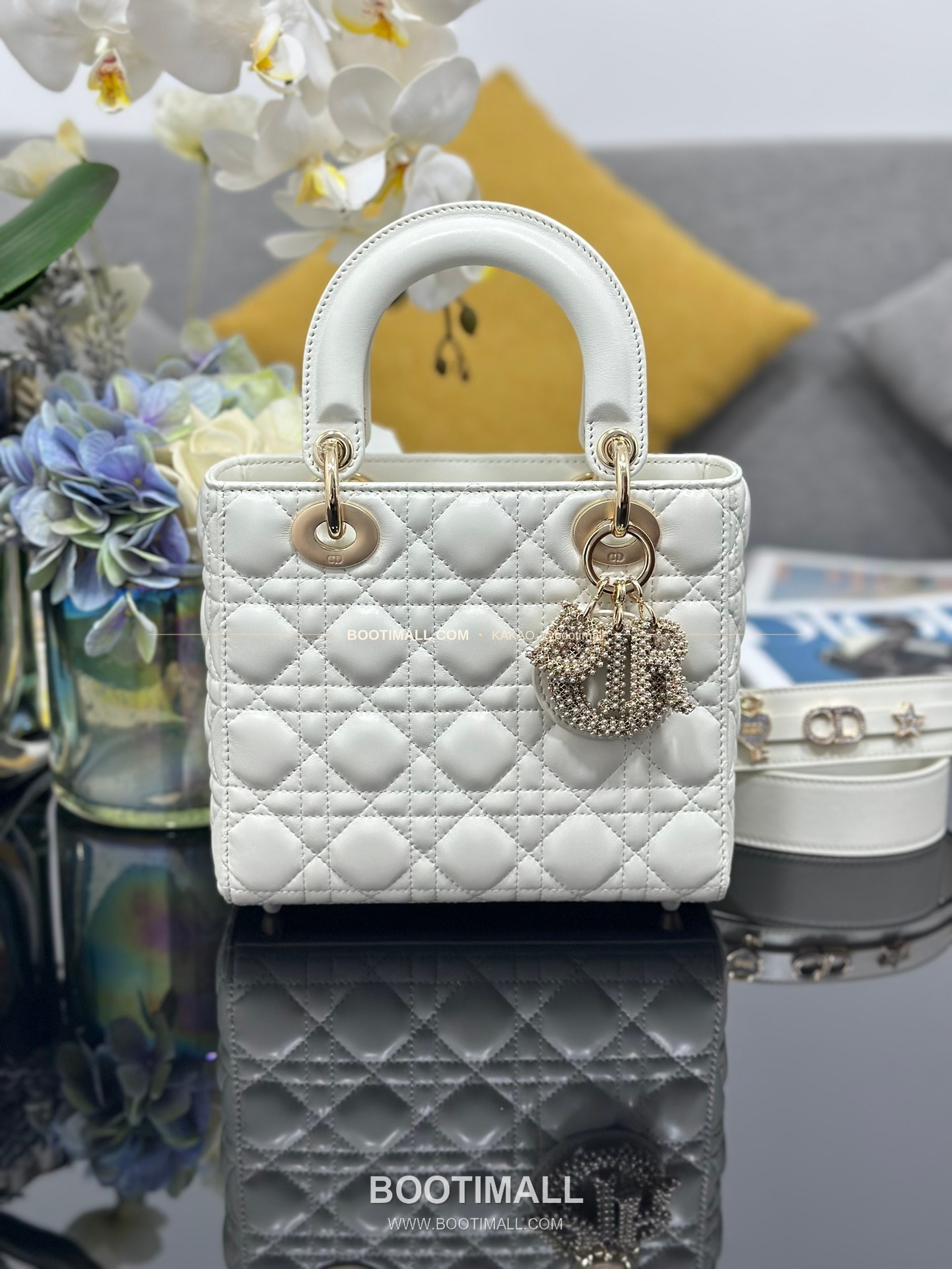 디올 레이디 디올 마이 램스킨 까나쥬 펄 D.I.O.R 참 토트 숄더백 Dior Lady Dior My Lambskin Cannage Pearl D.I.O.R Charm Tote Shoulder Bag M0538 20cm 1