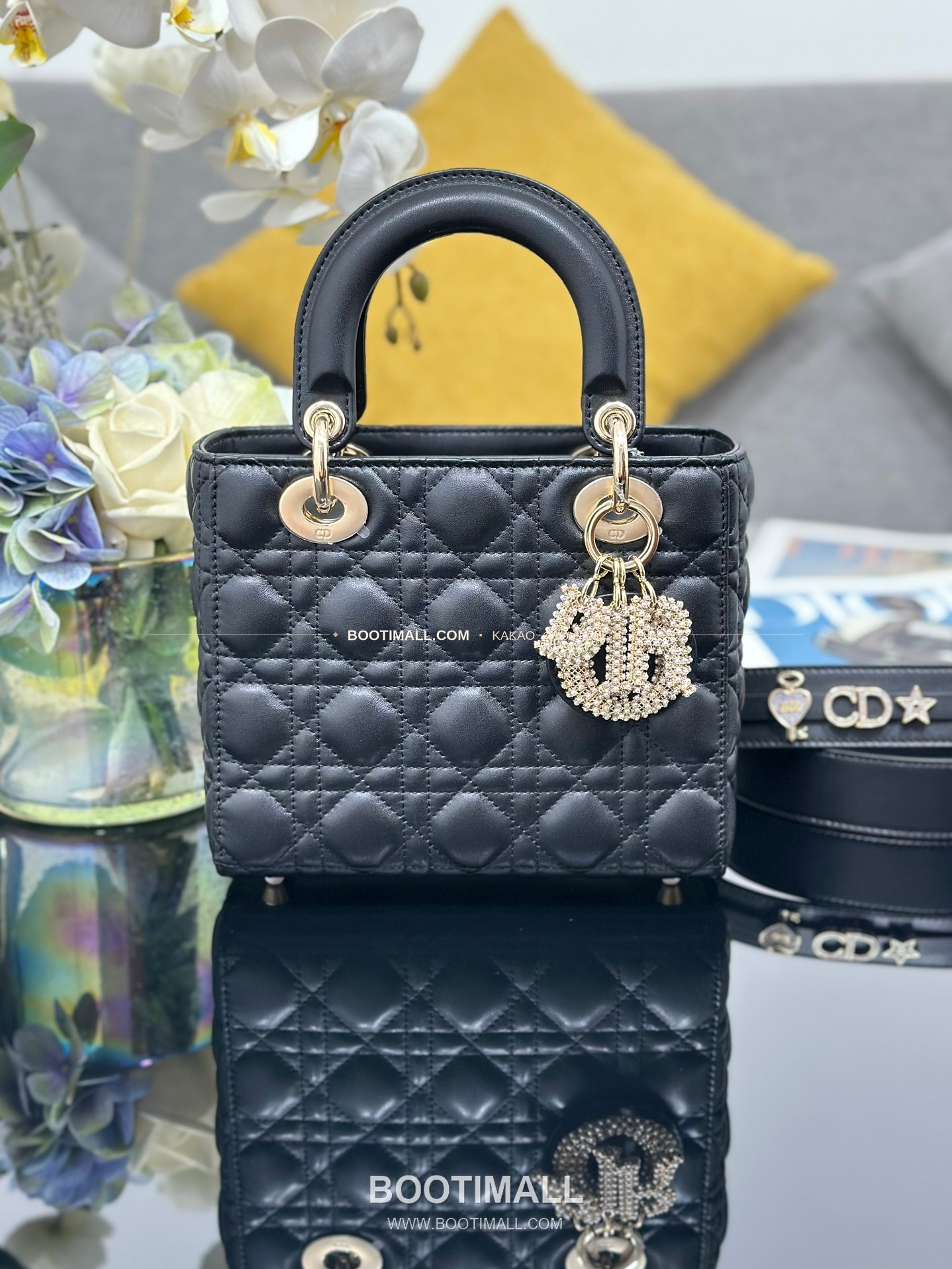 디올 레이디 디올 마이 램스킨 까나쥬 펄 D.I.O.R 참 토트 숄더백 Dior Lady Dior My Lambskin Cannage Pearl D.I.O.R Charm Tote Shoulder Bag M0538 20cm 1