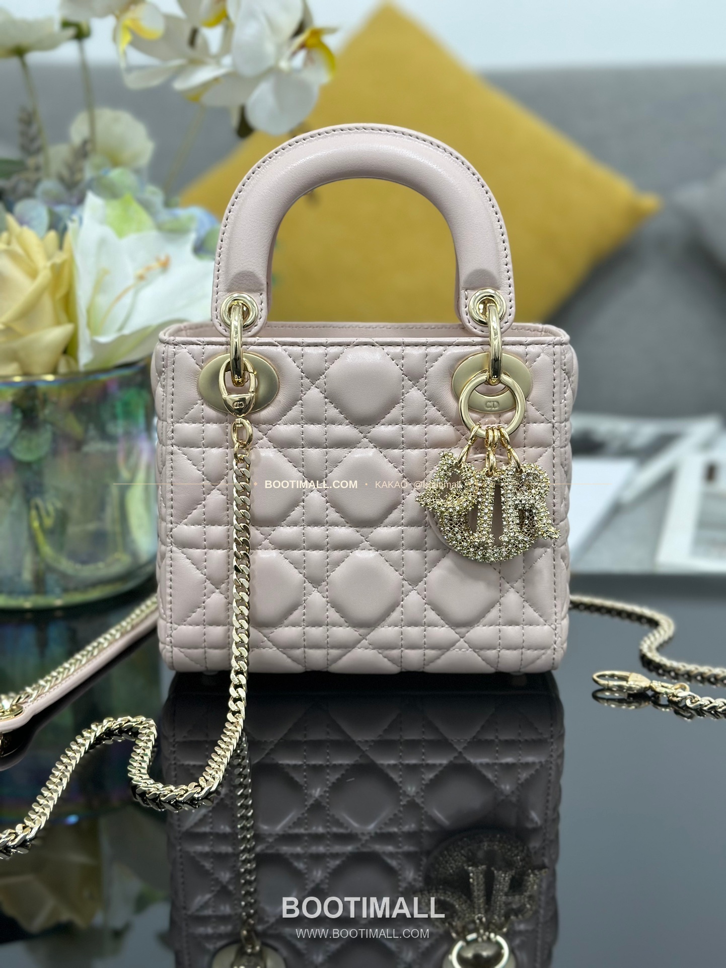 디올 레이디 디올 램스킨 까나쥬 크리스탈 D.I.O.R 참 미니 체인 숄더백 Dior Lady Dior Lambskin Cannage Crystal D.I.O.R Charm Mini Chain Shoulder Bag M0505 17cm 1