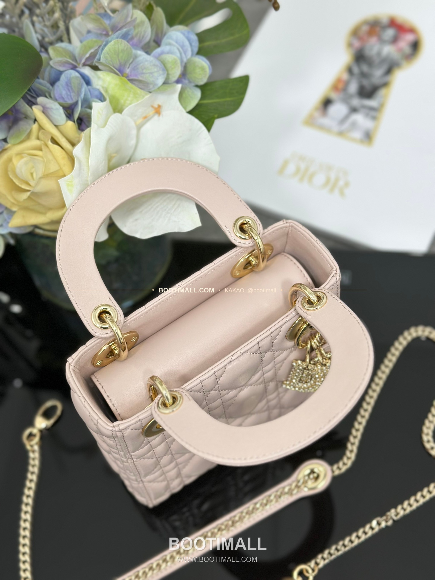 디올 레이디 디올 램스킨 까나쥬 크리스탈 D.I.O.R 참 미니 체인 숄더백 Dior Lady Dior Lambskin Cannage Crystal D.I.O.R Charm Mini Chain Shoulder Bag M0505 17cm 7