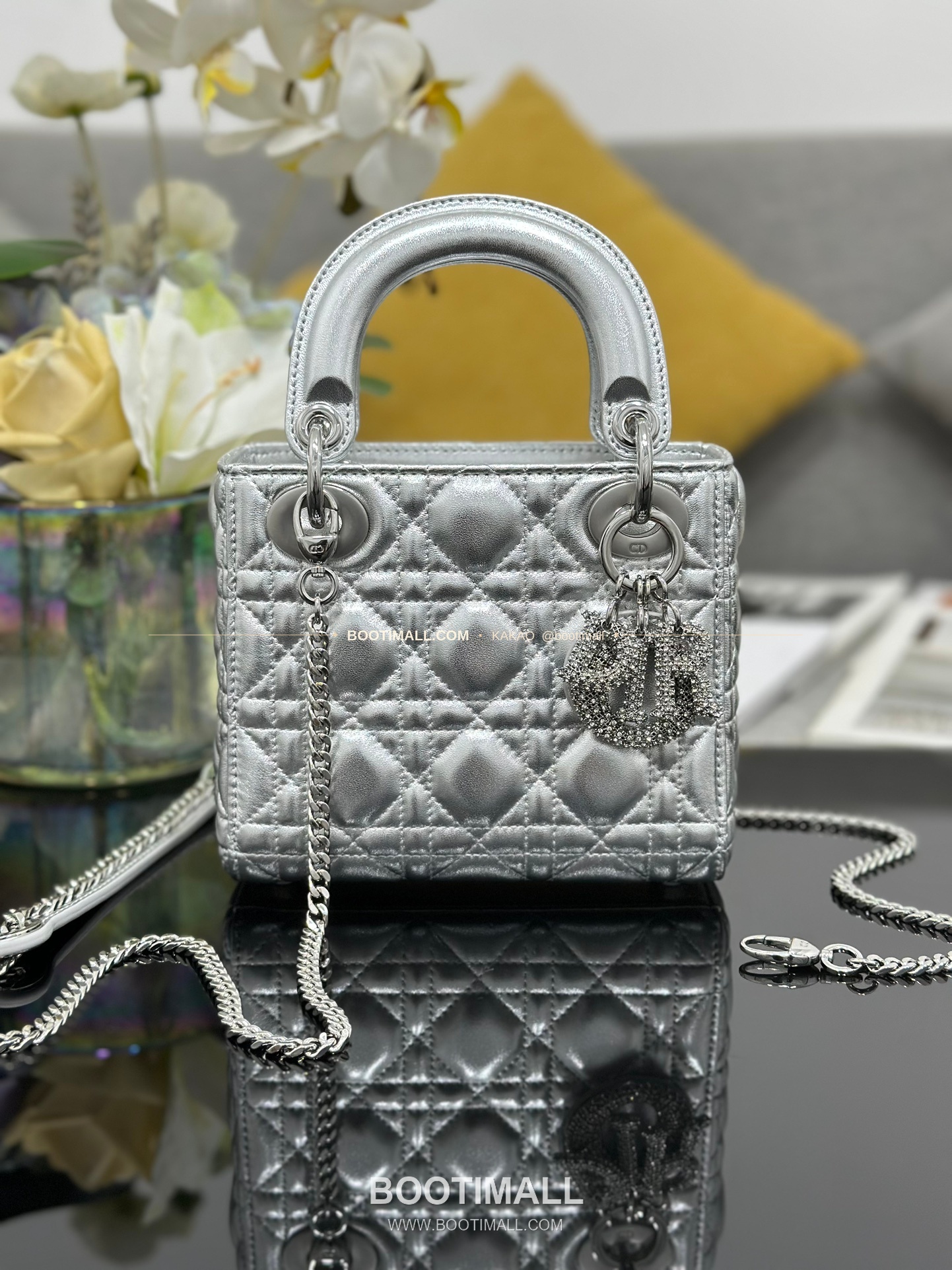 디올 레이디 디올 램스킨 까나쥬 크리스탈 D.I.O.R 참 미니 체인 숄더백 Dior Lady Dior Lambskin Cannage Crystal D.I.O.R Charm Mini Chain Shoulder Bag M0505 17cm 1