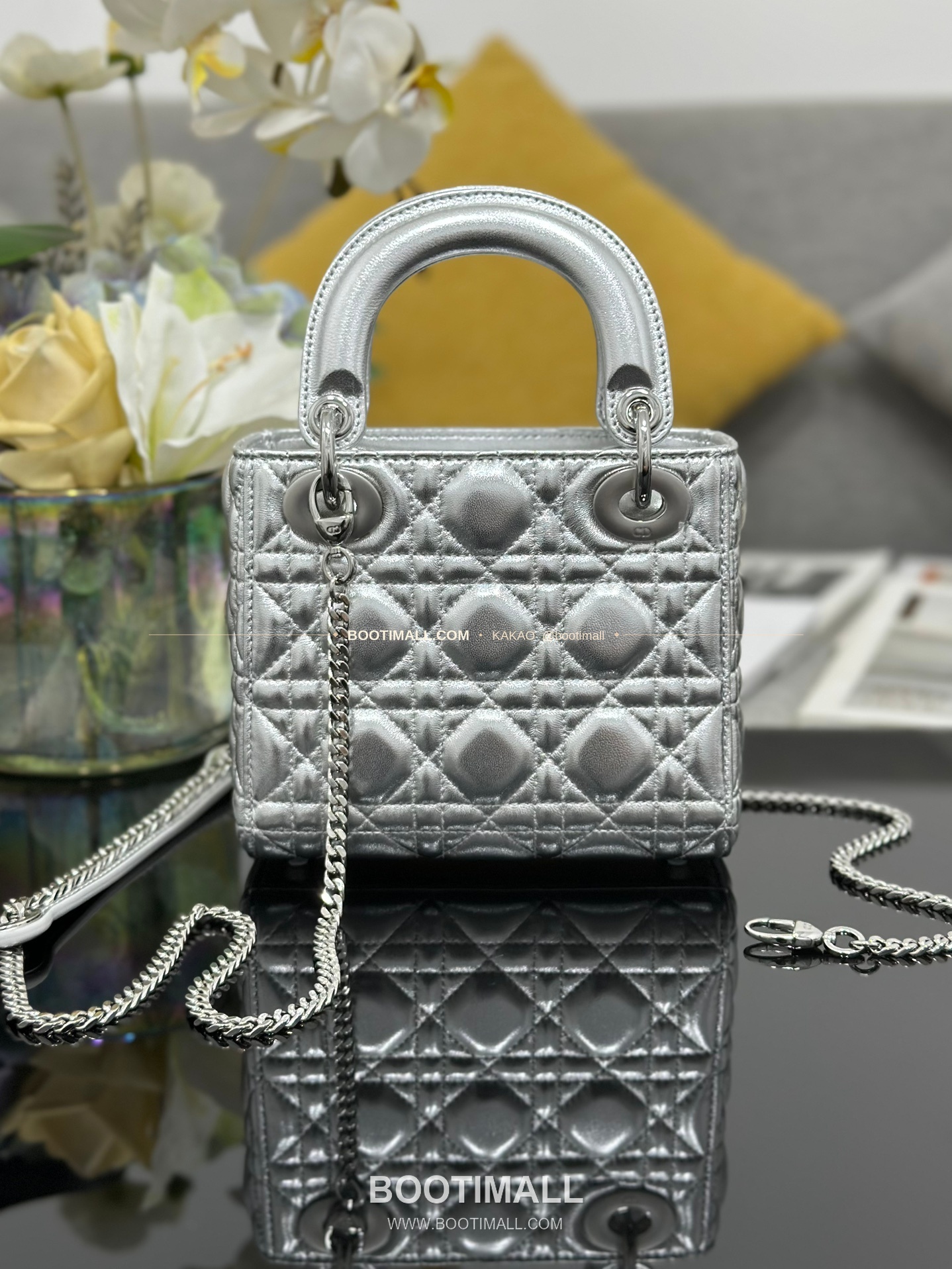 디올 레이디 디올 램스킨 까나쥬 크리스탈 D.I.O.R 참 미니 체인 숄더백 Dior Lady Dior Lambskin Cannage Crystal D.I.O.R Charm Mini Chain Shoulder Bag M0505 17cm 2