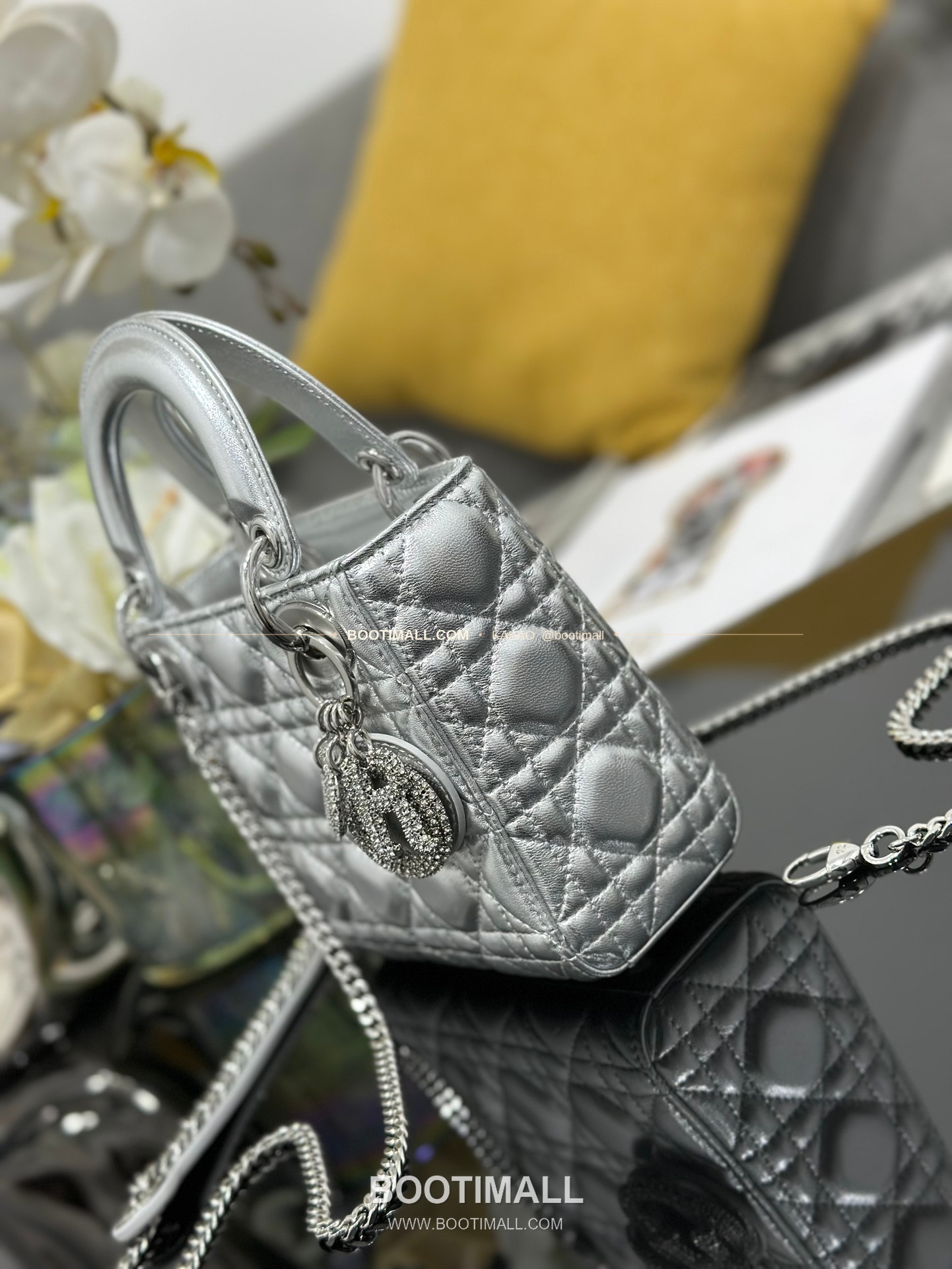 디올 레이디 디올 램스킨 까나쥬 크리스탈 D.I.O.R 참 미니 체인 숄더백 Dior Lady Dior Lambskin Cannage Crystal D.I.O.R Charm Mini Chain Shoulder Bag M0505 17cm 3