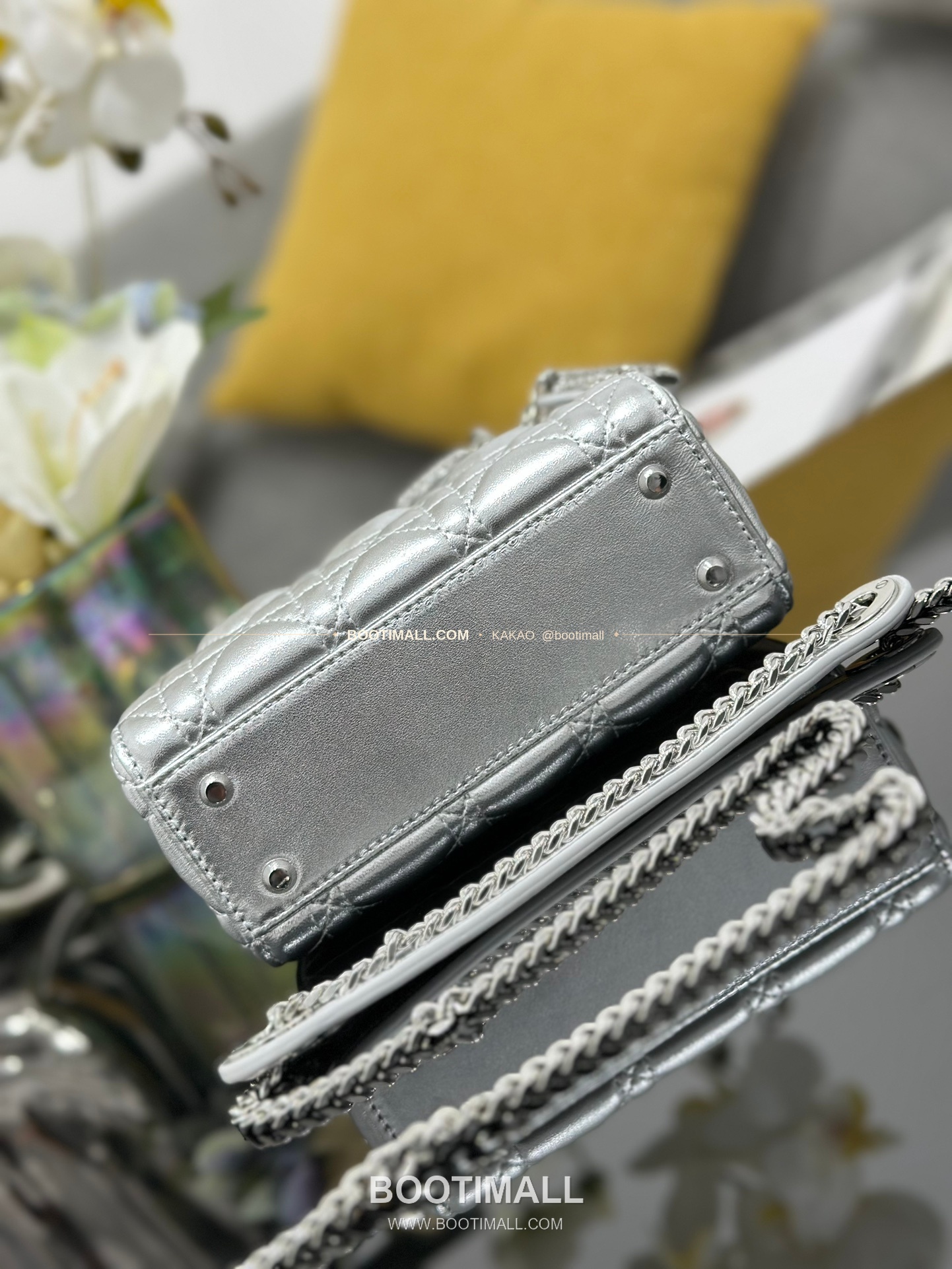 디올 레이디 디올 램스킨 까나쥬 크리스탈 D.I.O.R 참 미니 체인 숄더백 Dior Lady Dior Lambskin Cannage Crystal D.I.O.R Charm Mini Chain Shoulder Bag M0505 17cm 4