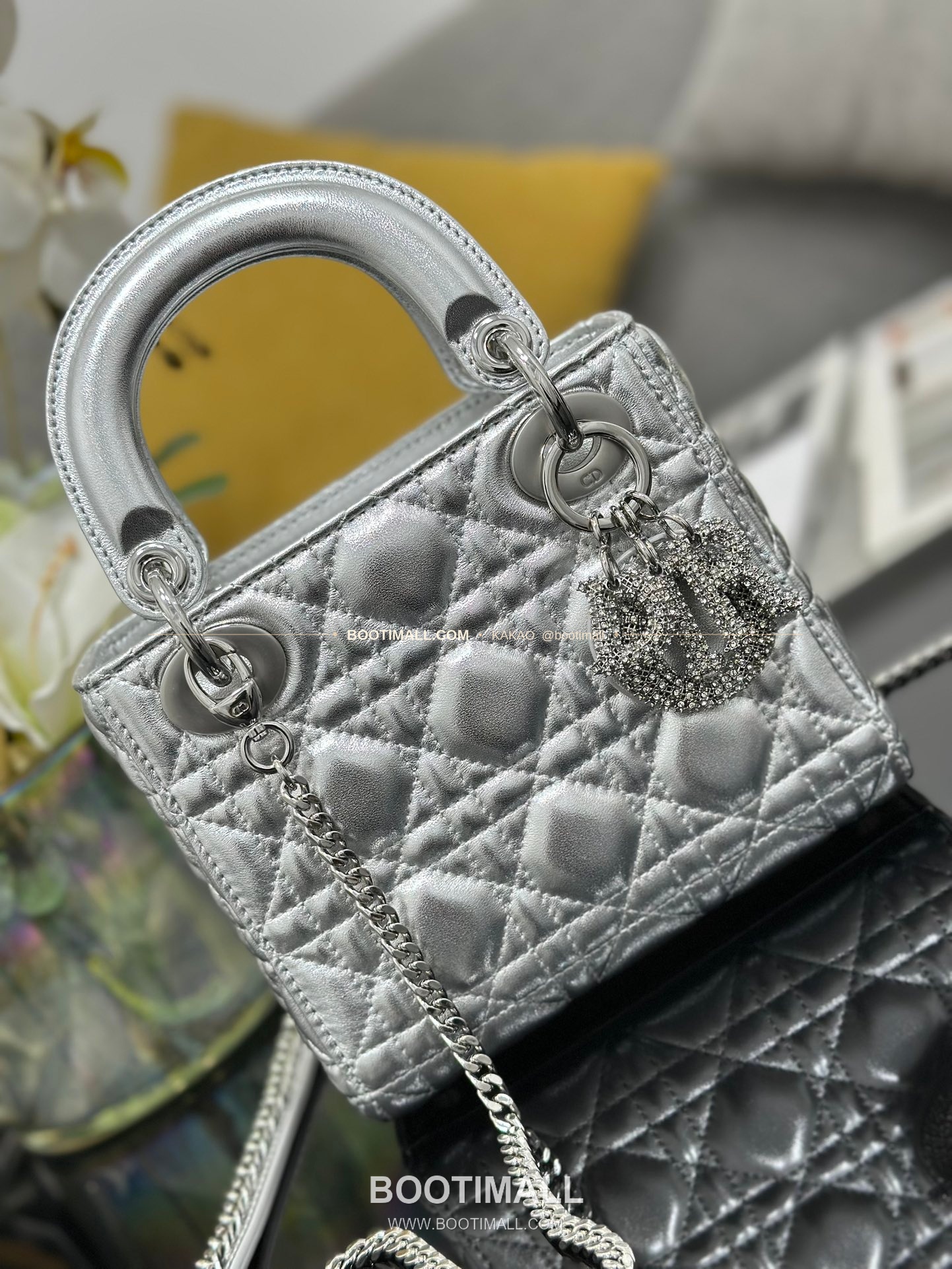 디올 레이디 디올 램스킨 까나쥬 크리스탈 D.I.O.R 참 미니 체인 숄더백 Dior Lady Dior Lambskin Cannage Crystal D.I.O.R Charm Mini Chain Shoulder Bag M0505 17cm 5